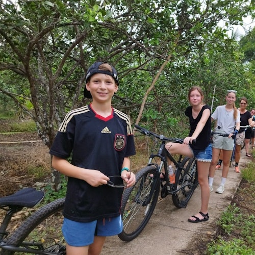 丹嫩莎朵水上市场的自行车之旅色彩