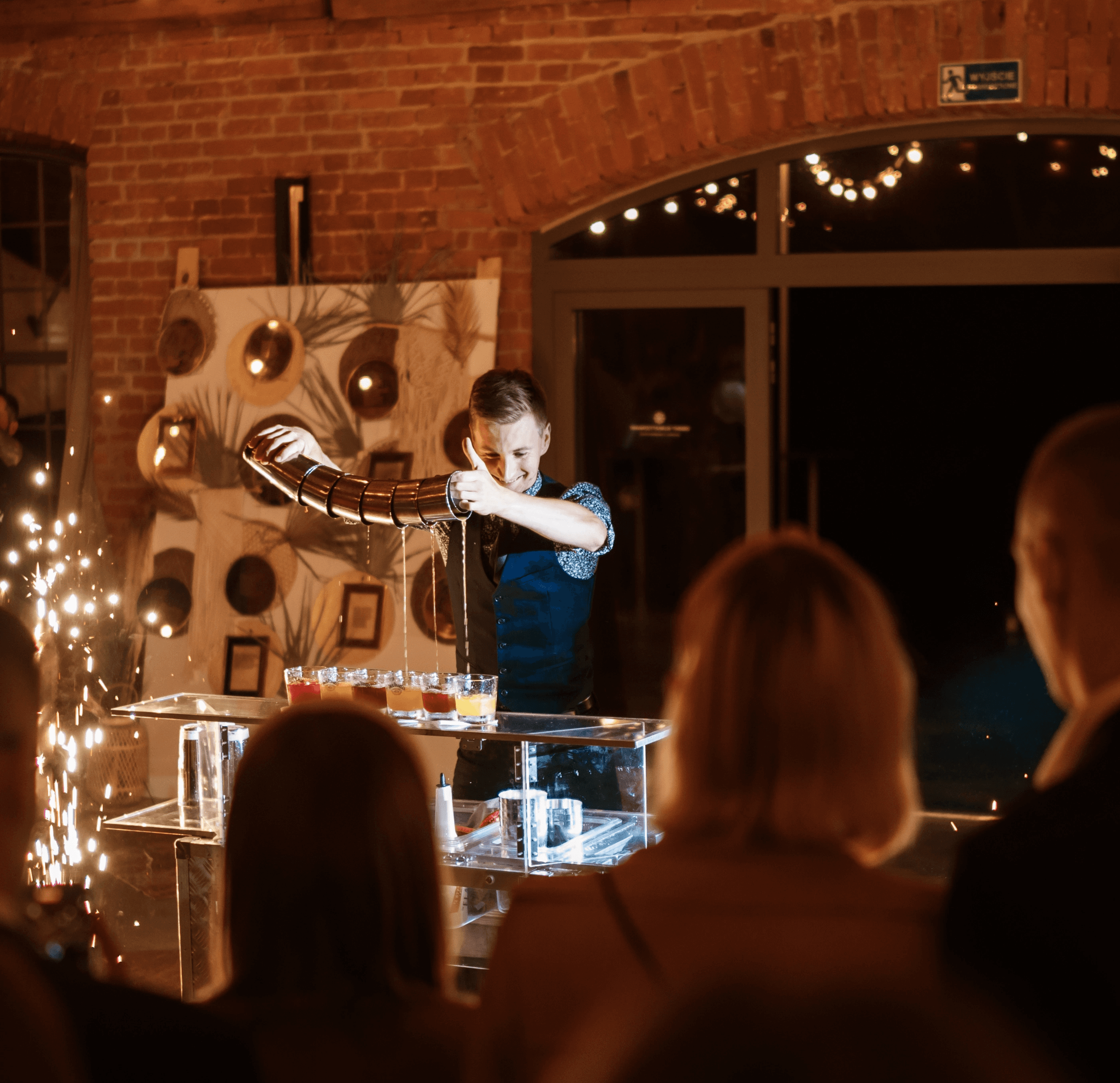 Goście weselni obserwują pokaz barmański na weselu 