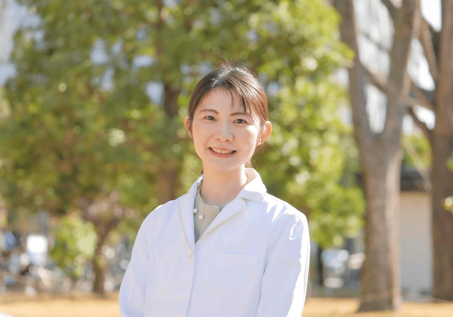 屋外でインタビューに応じる産婦人科医・西野枝里菜先生