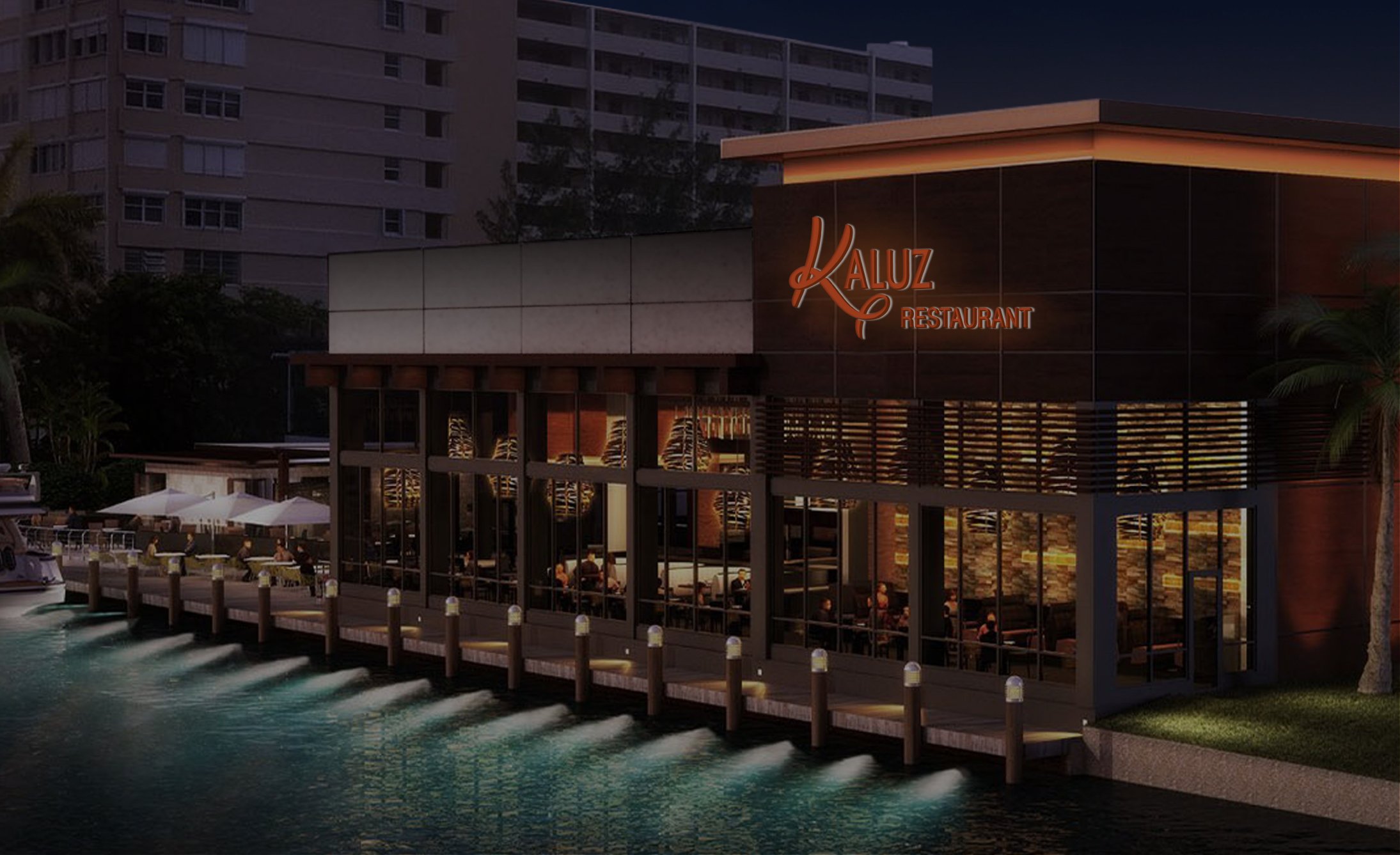 Moderno restaurante frente al mar por la noche, brillando cálidamente. Grandes ventanas muestran a los comensales en el interior. Las palmeras y los reflejos en el agua realzan la atmósfera acogedora.