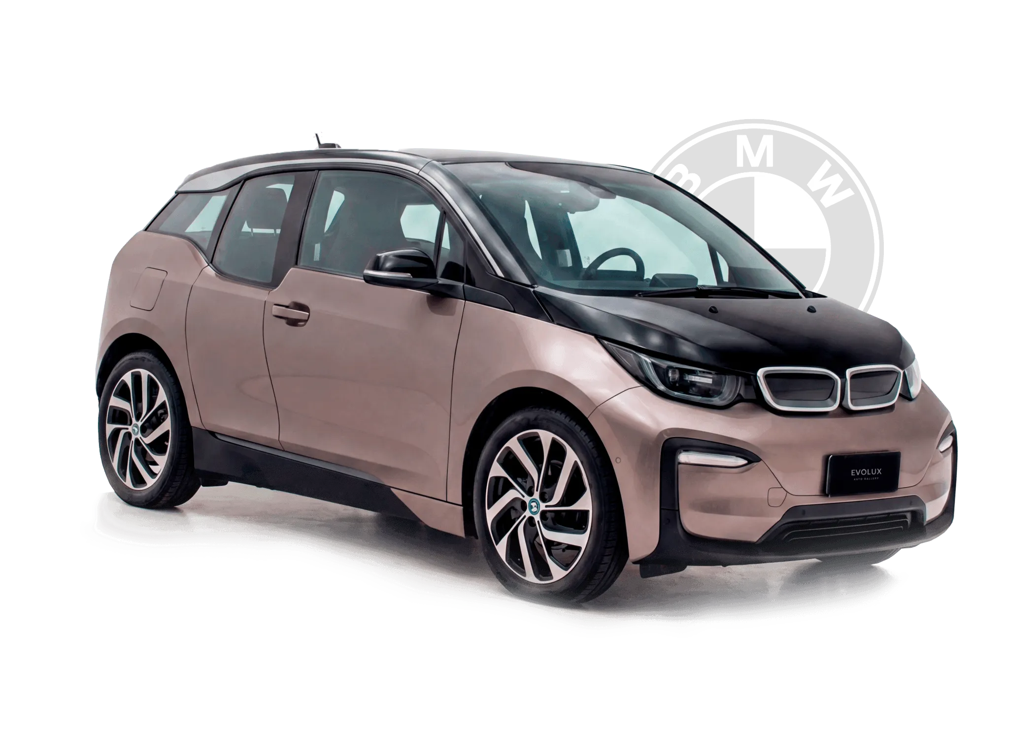 BMW i3 color champán y negro recortado sobre fondo gráfico con logo BMW detrás