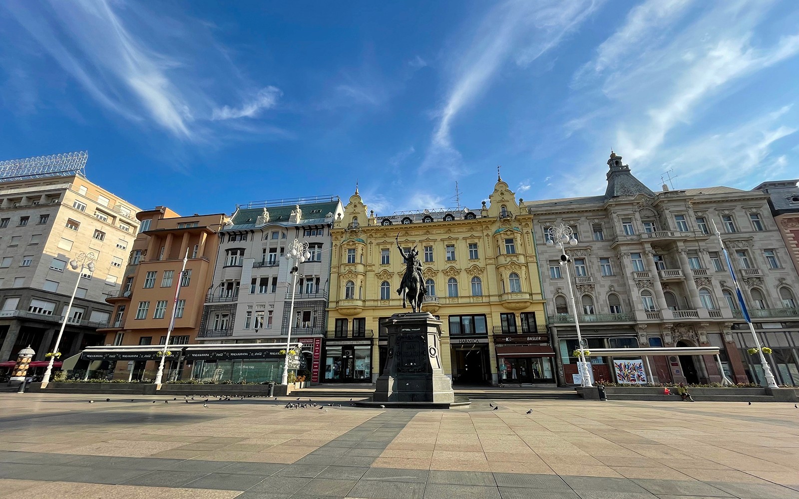 扎格雷布的班·耶拉契奇广场，周围是历史建筑和骑马雕像。