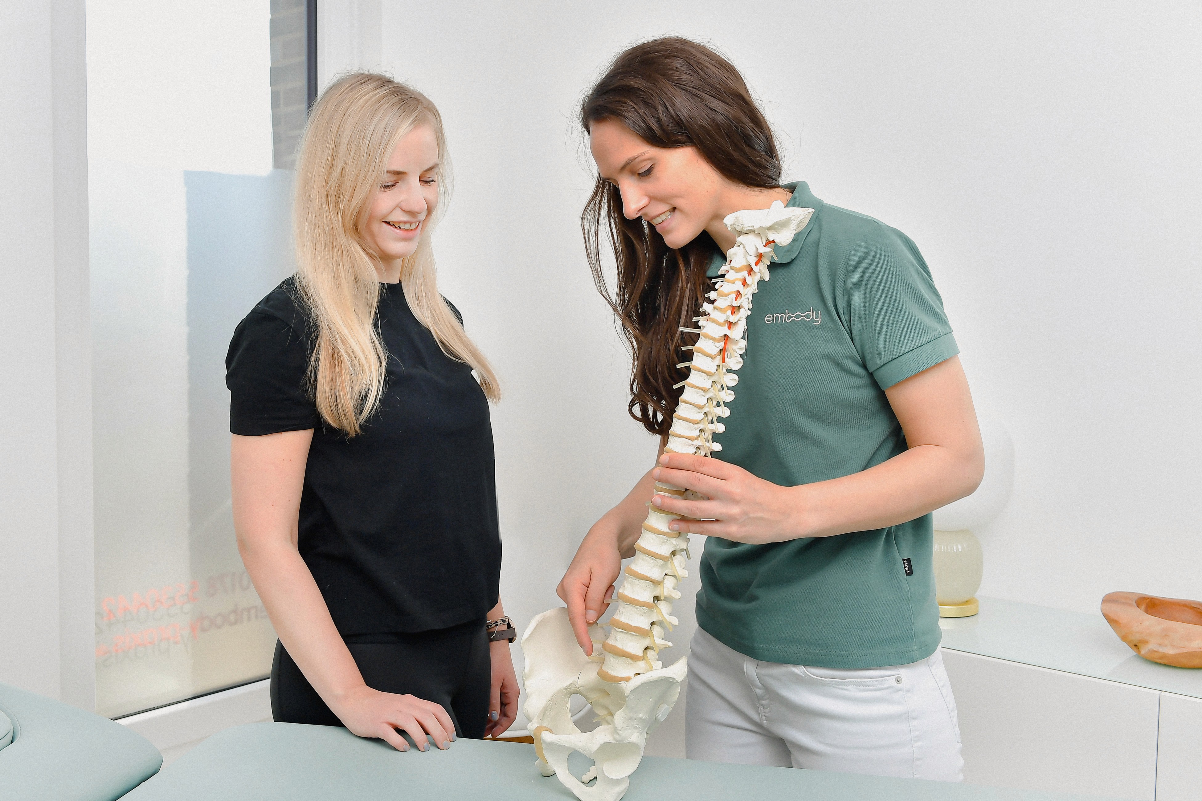 Eva-Maria Bläsi in einem Patientengespräch 