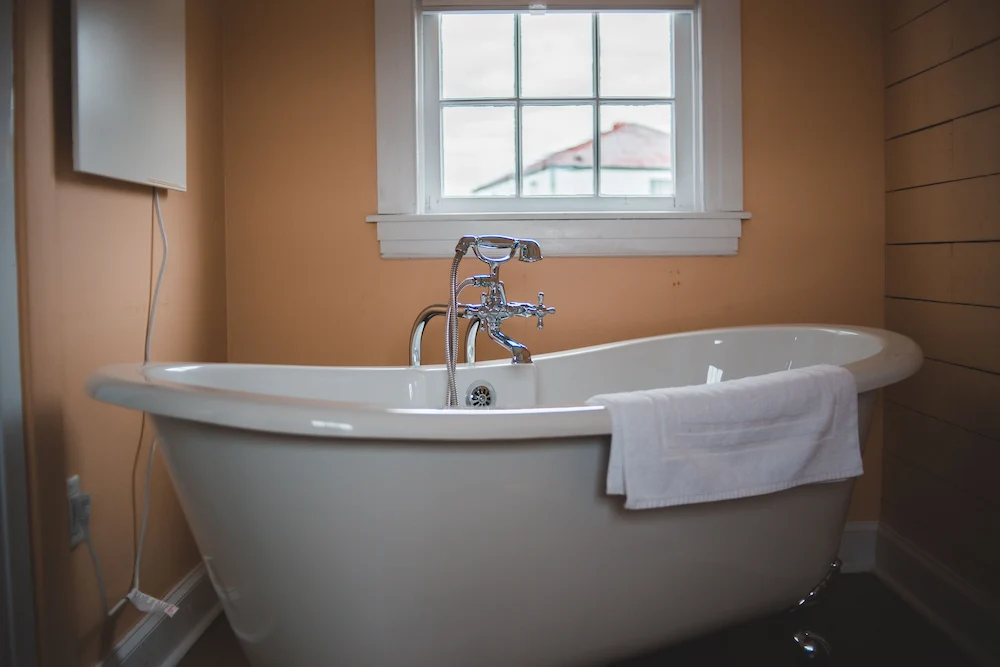 Badewanne in einem kleinem Zimmer