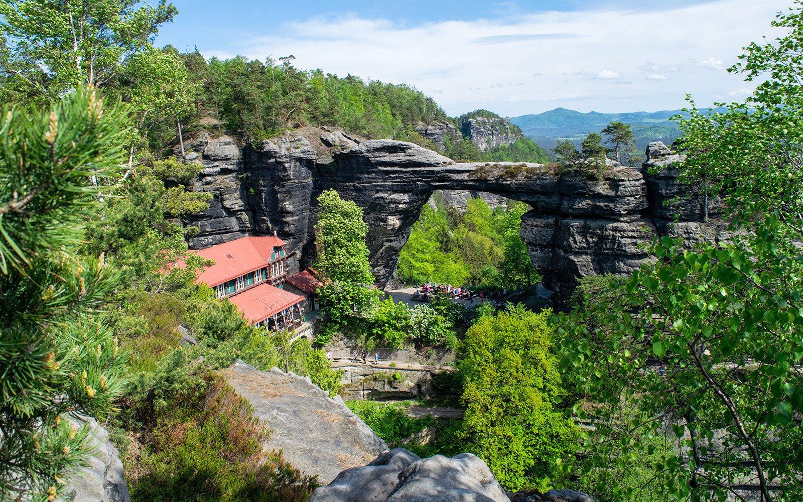 波西米亚瑞士的普拉夫奇茨卡门岩拱，四周环绕着郁郁葱葱的绿意。