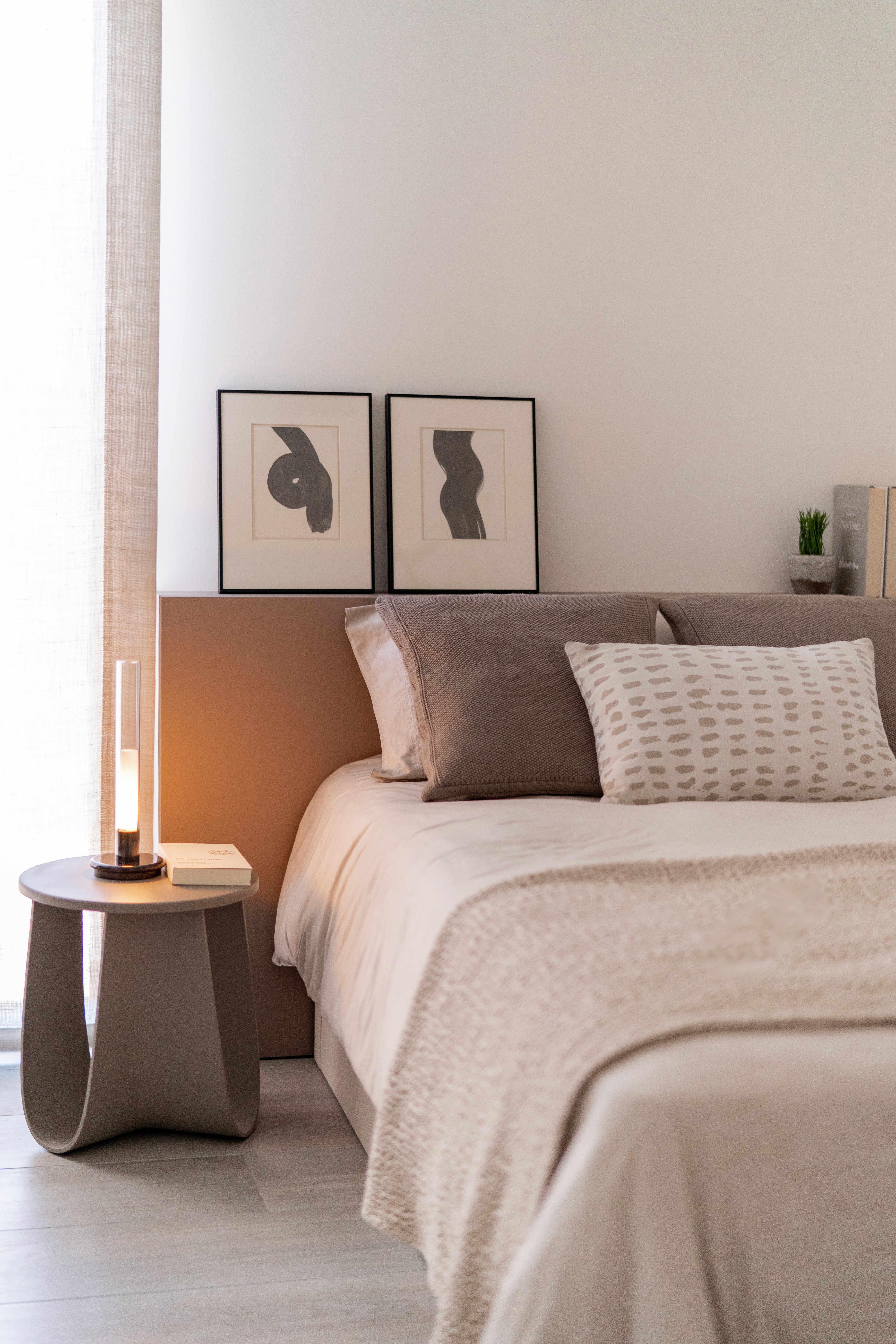 Dormitorio moderno con tonos neutros grises