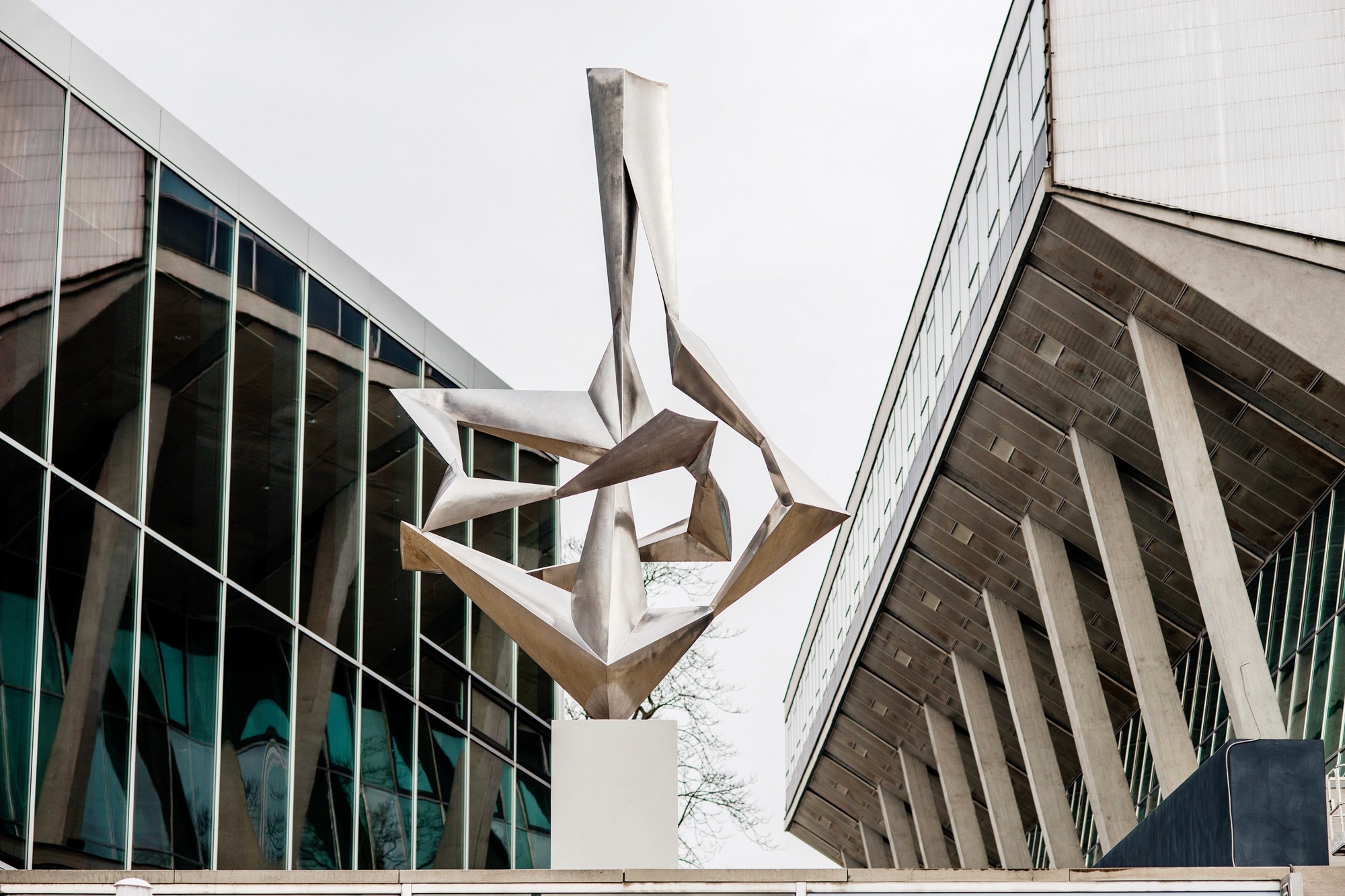 Bertoni’s steel sculpture “The Movement” in front of the Stadthalle