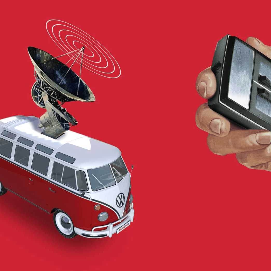 Furgoneta vintage con antena parabólica y mano sosteniendo un control remoto.