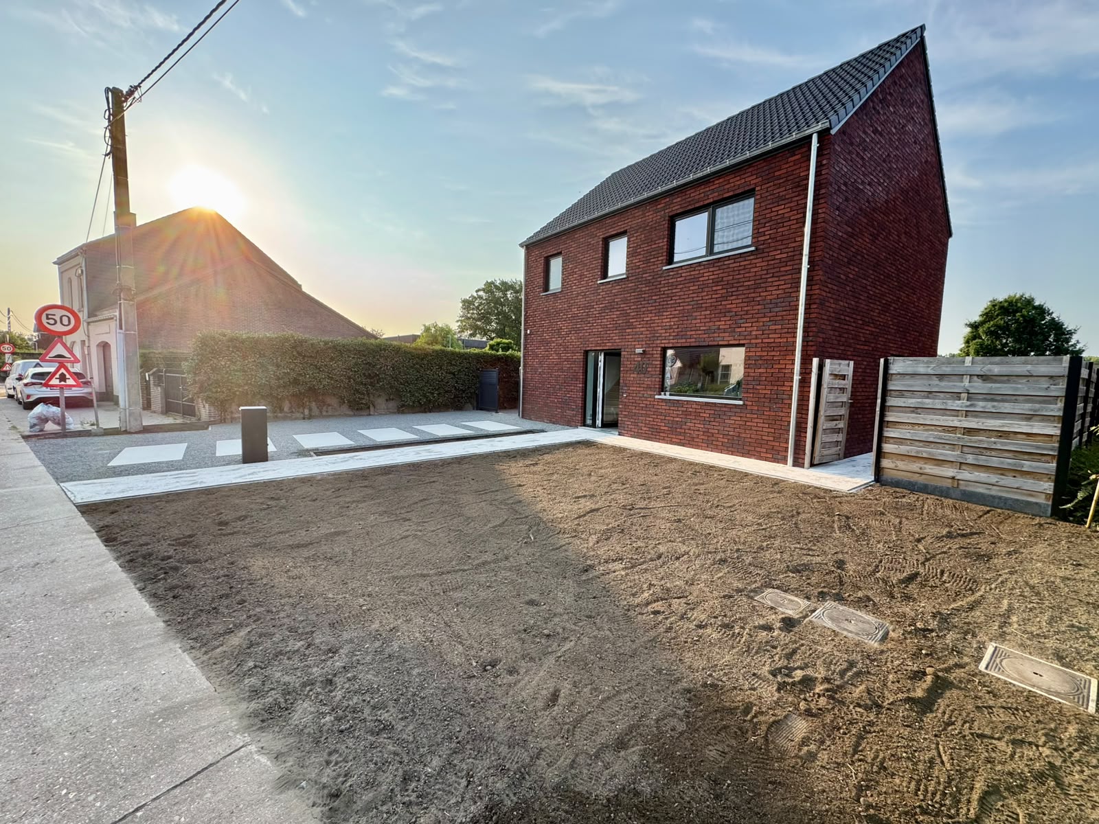 Strakke voortuin met waterdoorlatende steentapijtverharding — extra foto 2