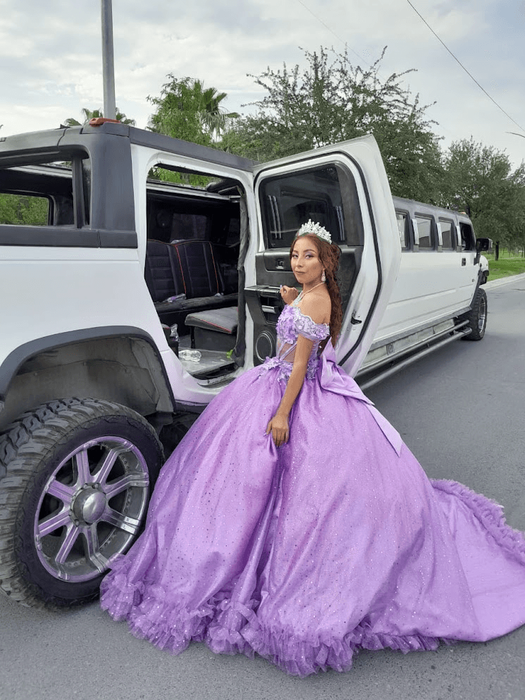 Limosita Hummer blanca en Monterrey estacionada para evento de quinceaños y quinceañera con vestido morado