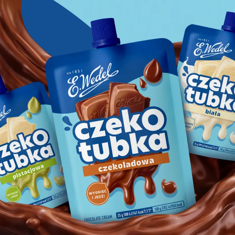 Trzy opakowania kremu czekotubka Wedel w otoczeniu płynnej czekolady