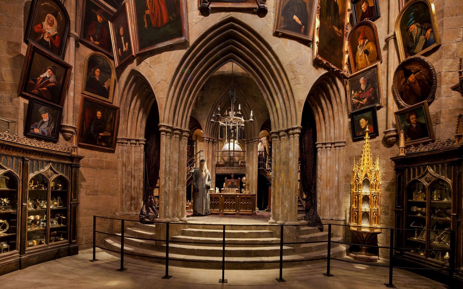 位於倫敦華納兄弟片場嘅鄧布利多辦公室,入面有肖像畫同各種文物。