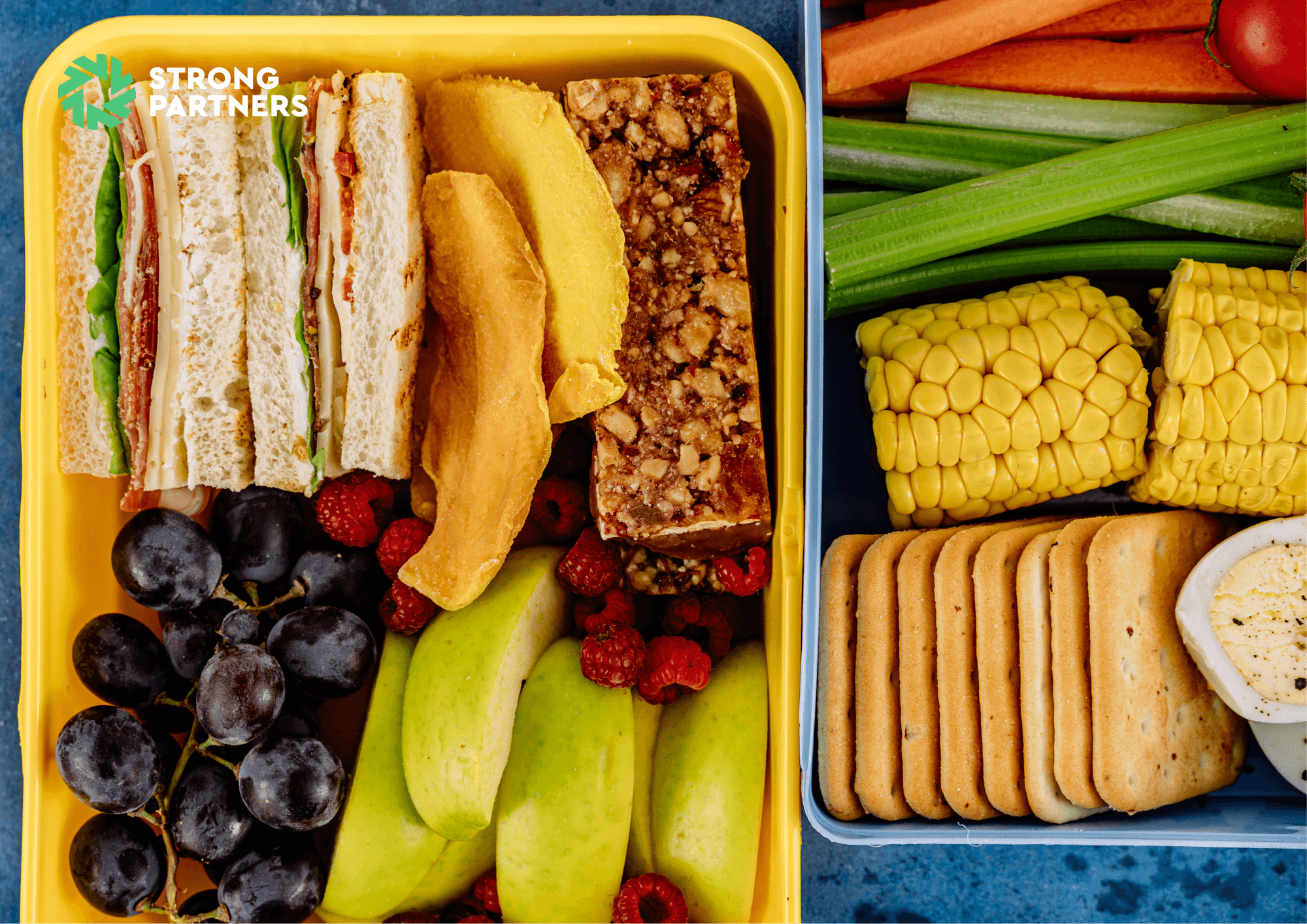 Obst und Gemüse sowie Sandwiches aufgeschnitten in Brotdosen