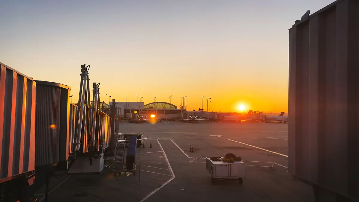 tramonto sulla pista dell’aeroporto
