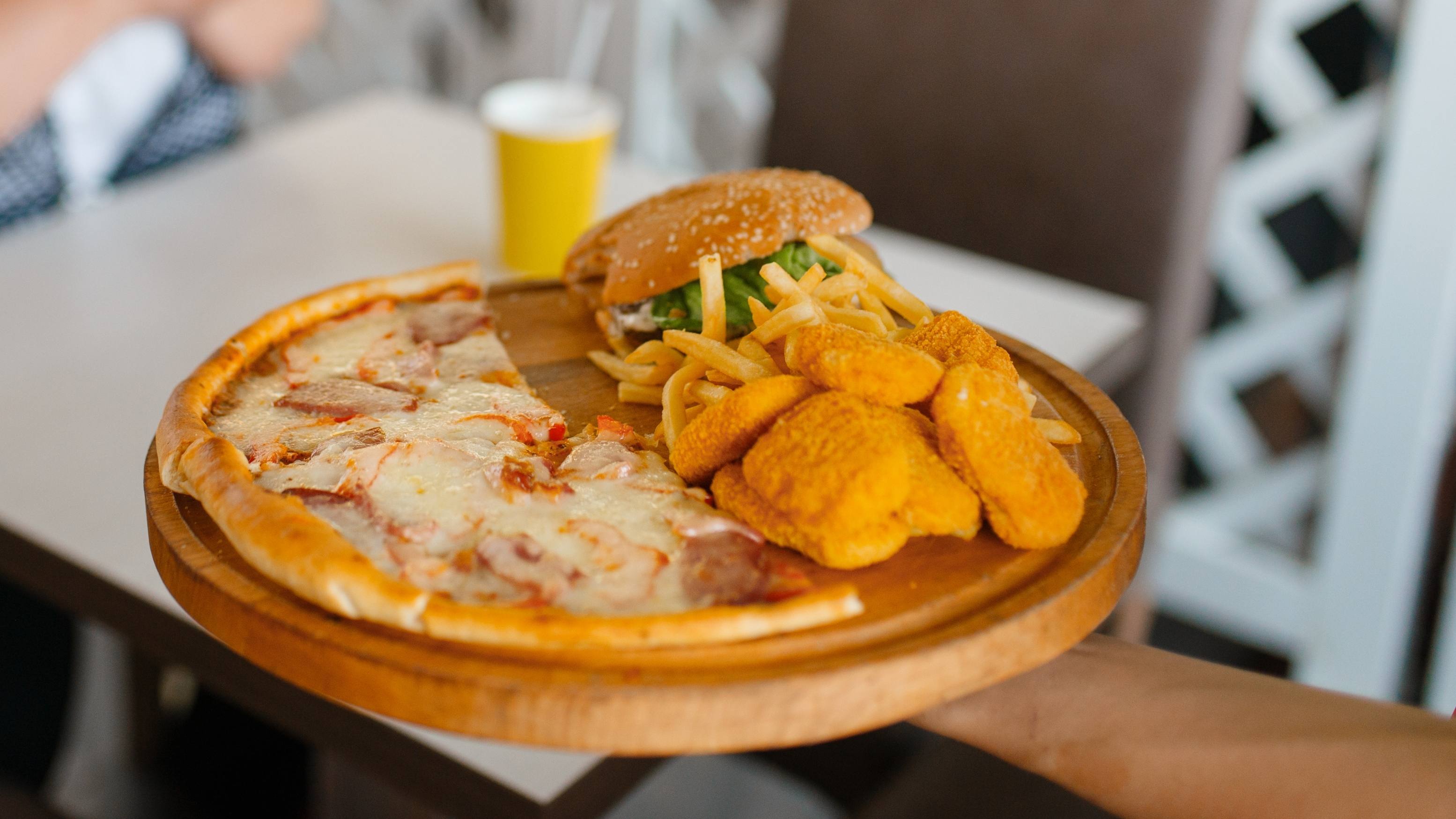 快餐店员工正在为顾客出餐