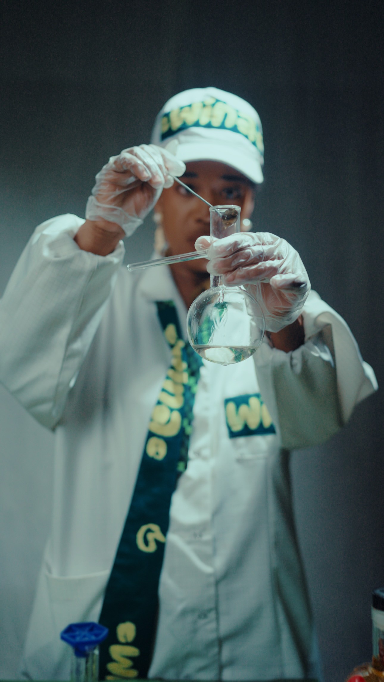 femme afrodescendantes avec des locks en train de orendre des notes-women -in-afrofood