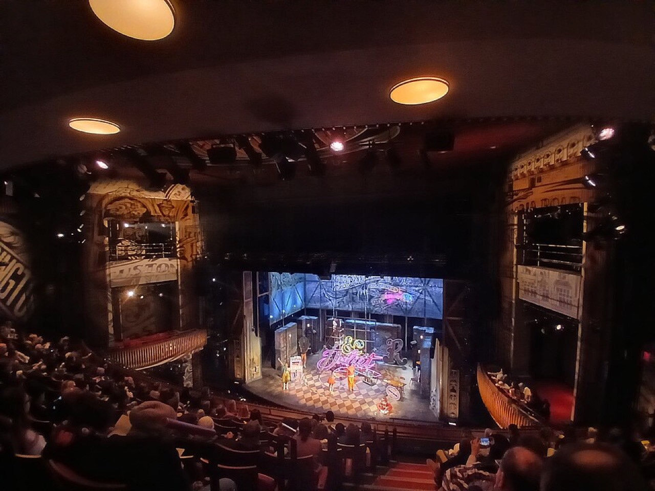 L'insegna del teatro intitolato a Stephen Sondheim, a New York