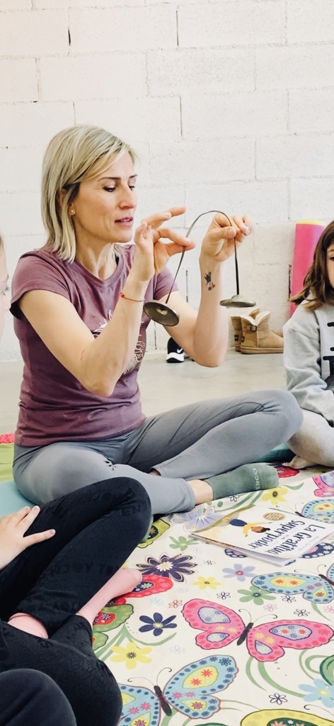 clase de yoga con grupo de niños