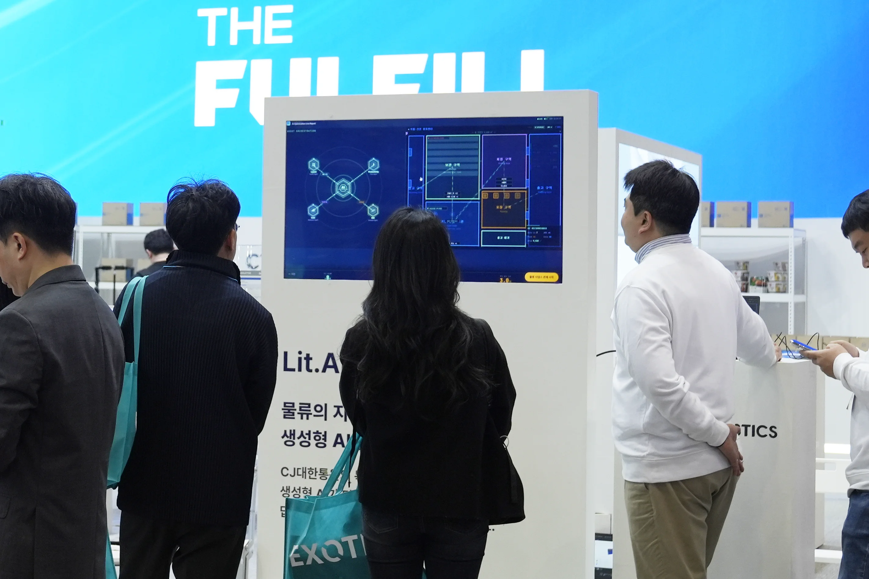 릿닷AI(Lit.AI)는 CJ대한통운의 방대한 물류 데이터와 노하우를 학습한 사내 생성형 AI 플랫폼입니다. 이번 전시에서 가장 화제가 된 것은 릿닷 AI의 자동 설계 및 견적 시스템입니다.