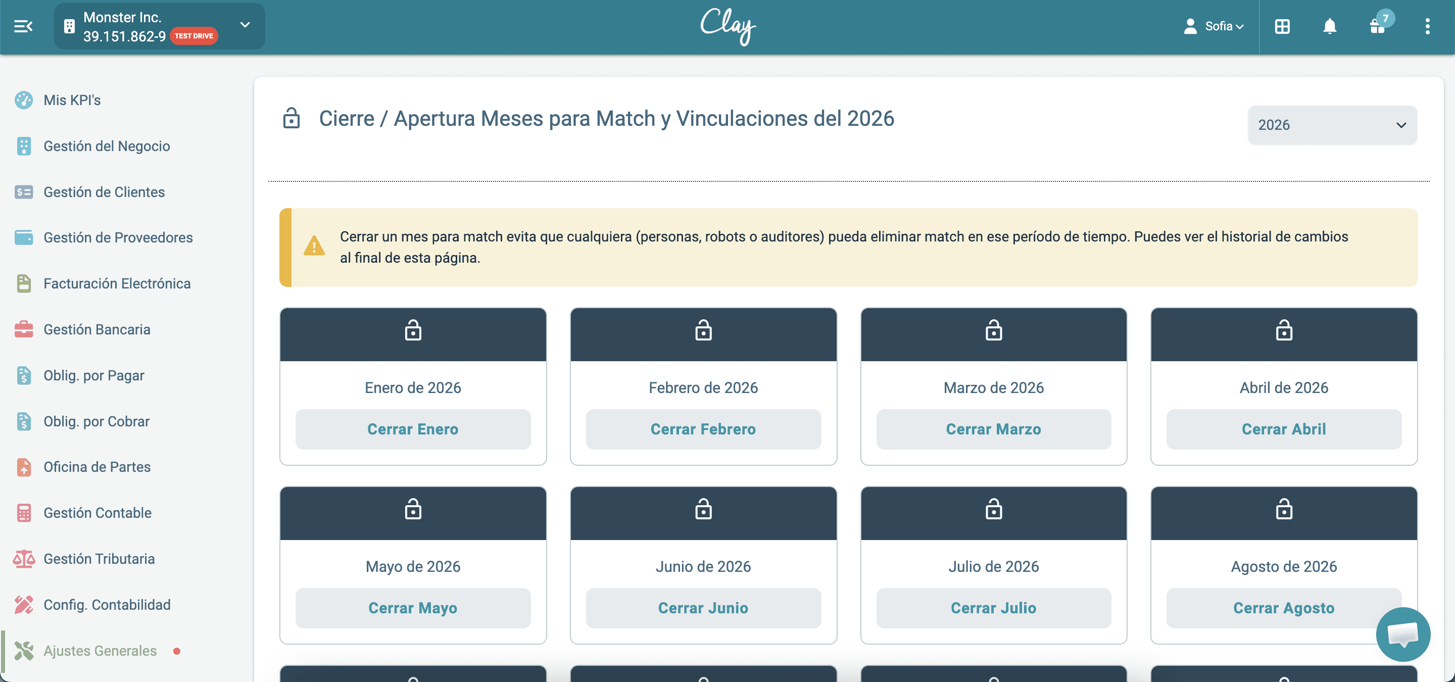Interfaz de Clay para gestionar el cierre contable mensual, donde se pueden cerrar o abrir los meses contables del año y controlar los registros financieros.