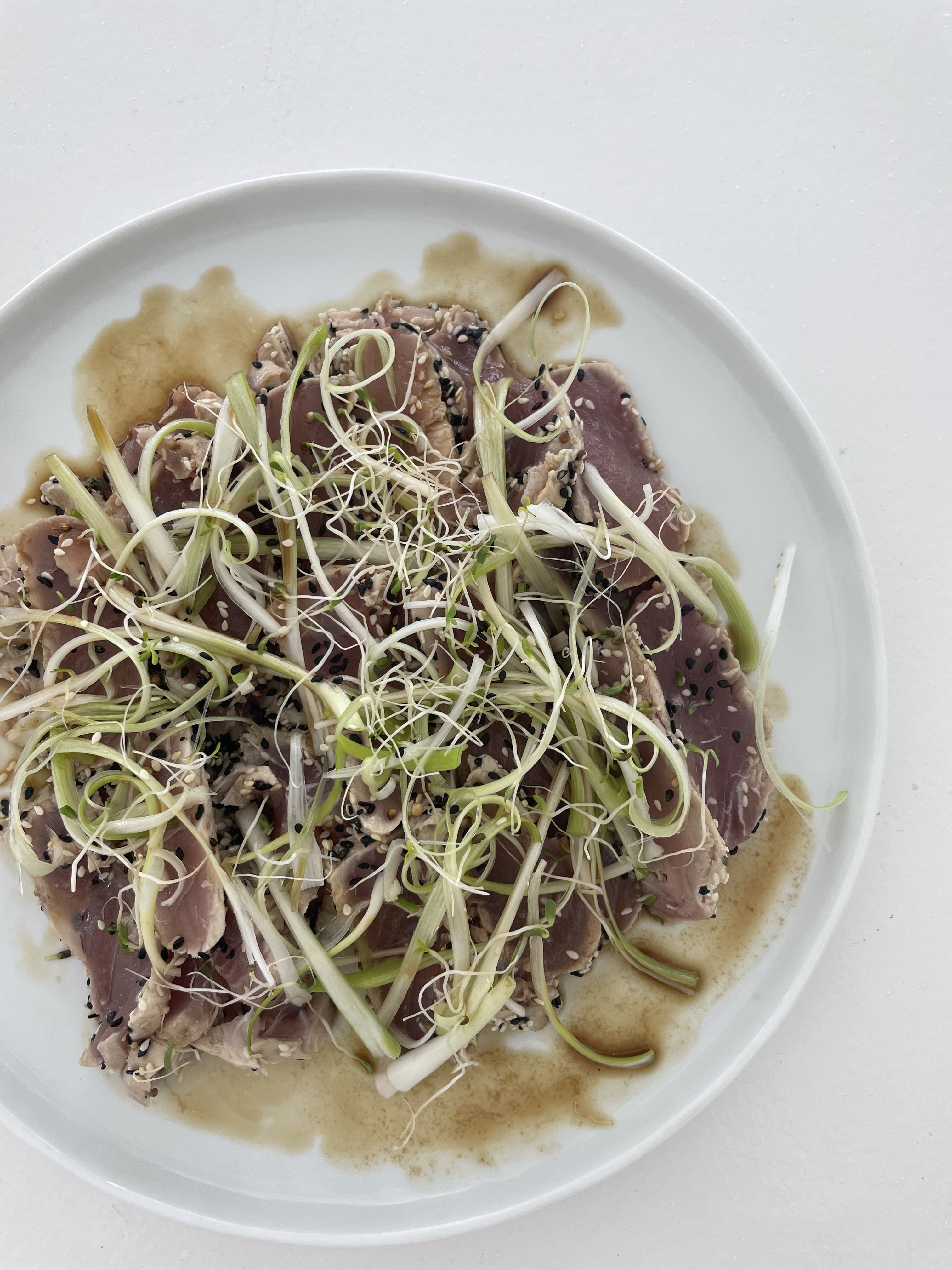 Seared tuna with spring onions