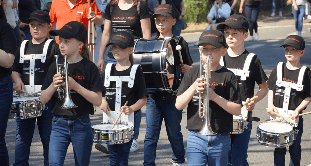 Die (K)Leinegarde marschiert beim Schützenfest