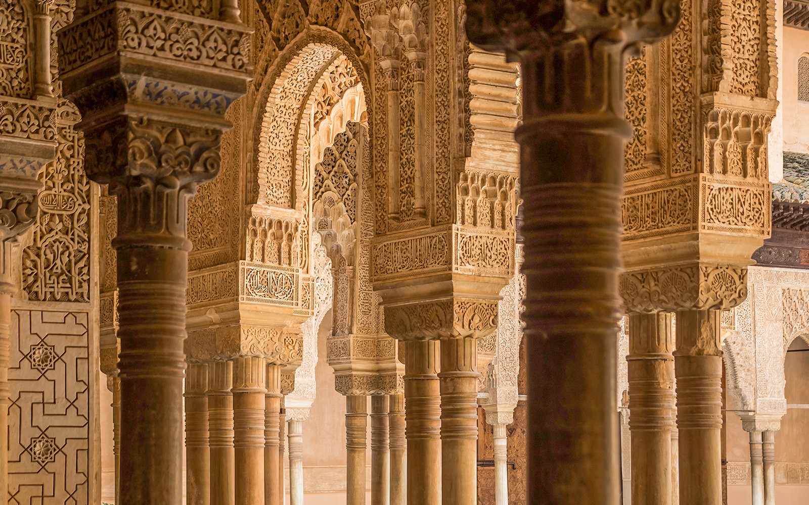 Architetture moresche intricate e colonne nell'Alhambra, Granada.