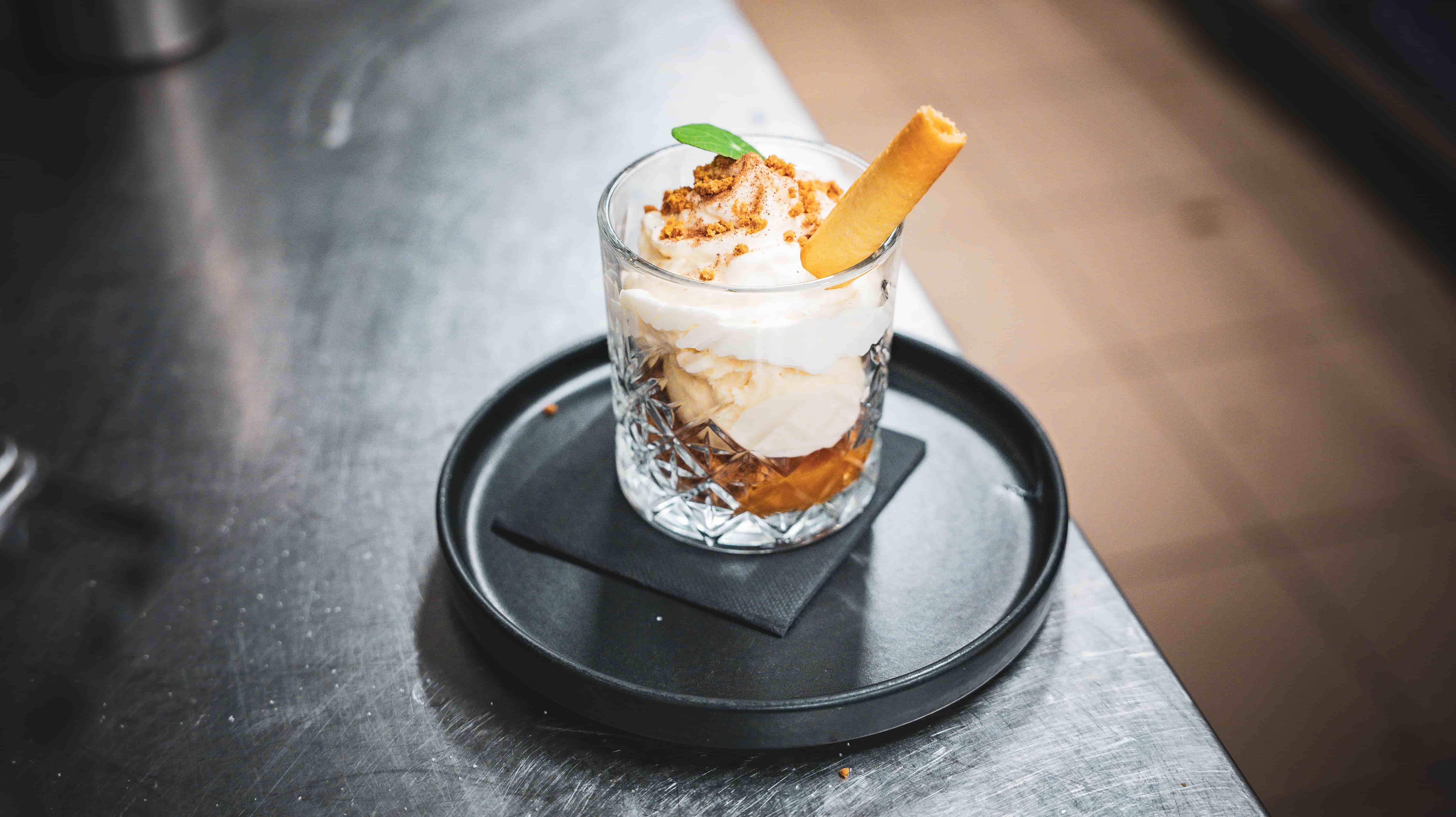 Dessert artisanal raffiné en verrine, spécialité de notre chef pâtissier à Chimay