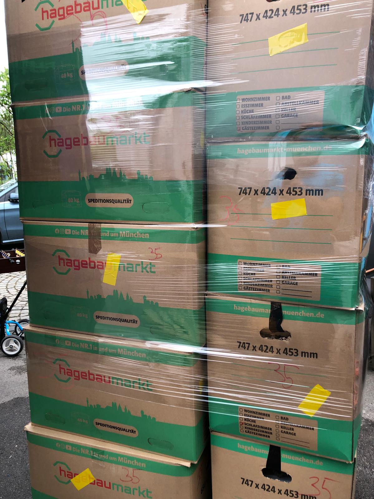 Stapeln von Kartons in einem LKW vor dem Versand