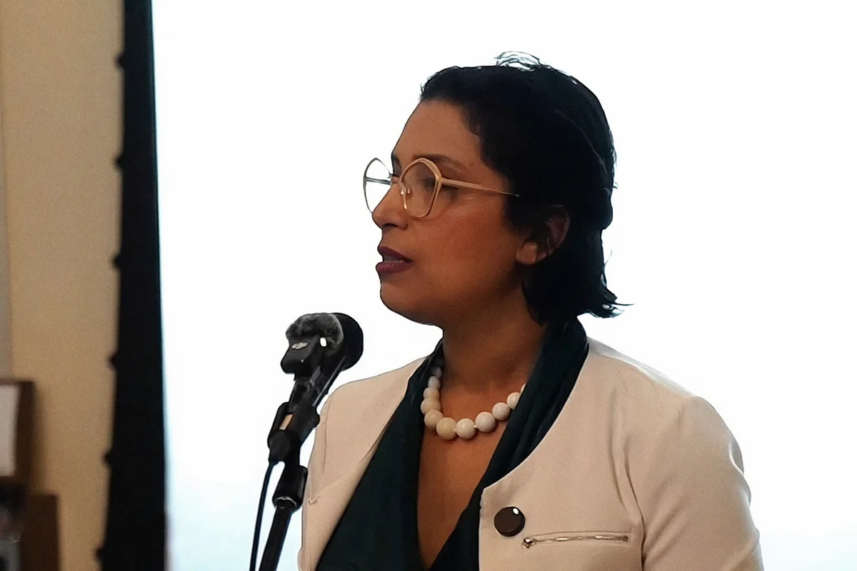 Sarah Bouchkhi au micro, en conférence