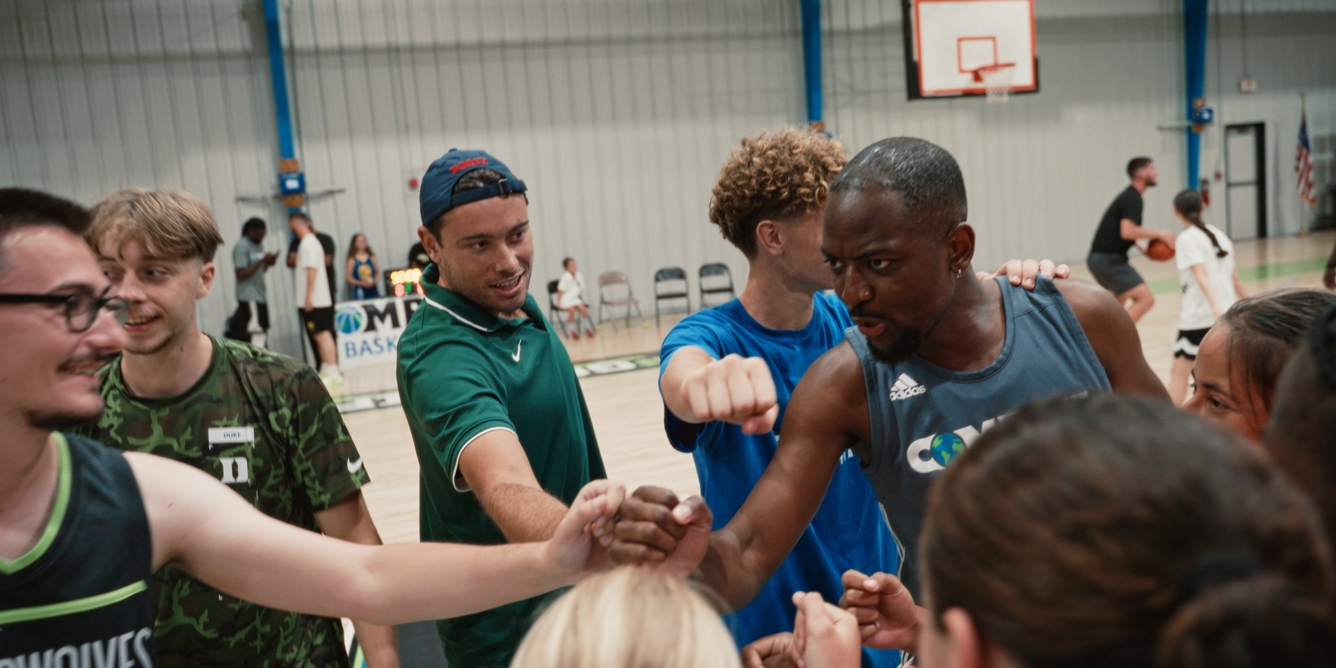 Coach entouré de jeunes lors d’un cri de motivation collectif