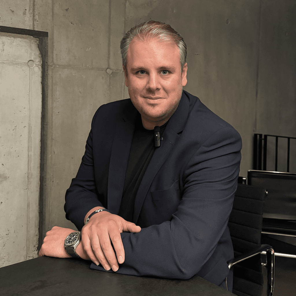 Alexander Schröder, Gründer und Geschäftsführer von AS Projekte – Experte für Immobilienentwicklung und Projektmanagement.
