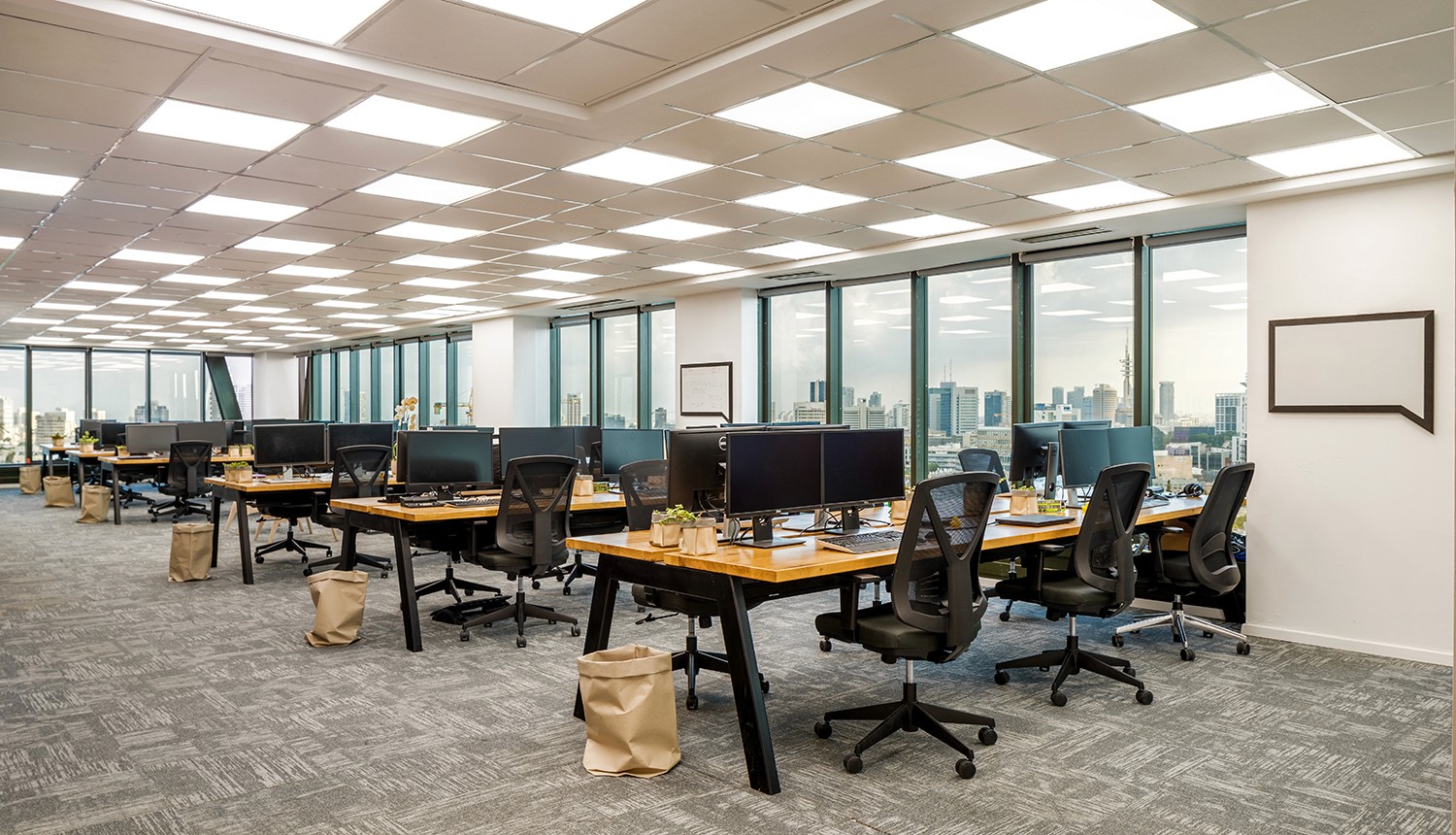 אזור לאונג' (Lounge) אקוסטי עם ריהוט רך – יצירת "אדריכלות רכה" ואינטימיות בתוך חלל עבודה פתוח