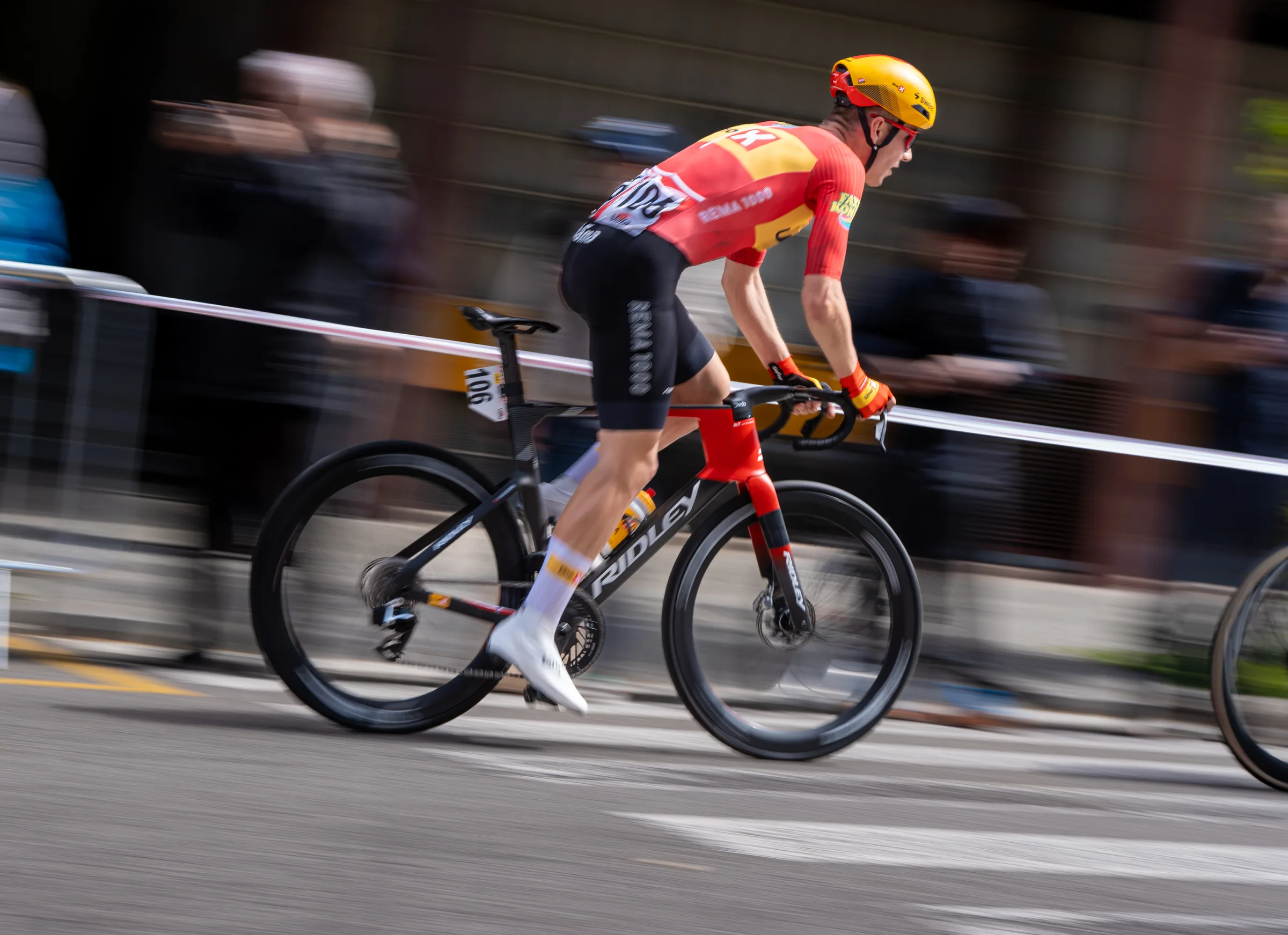Ciclistas profesionales disputando posición en la Volta Ciclista a Catalunya 2026, por Nolan Pardo