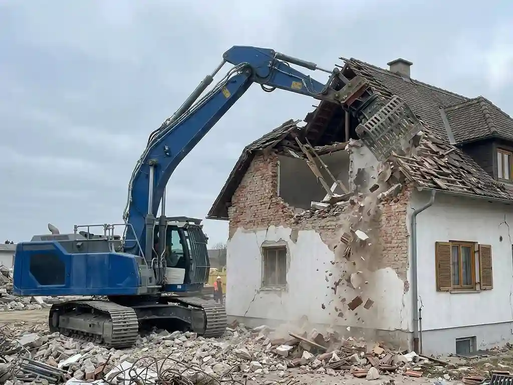 Bagger beim Abbruch eines Einfamilienhauses – professionelle Abbrucharbeiten