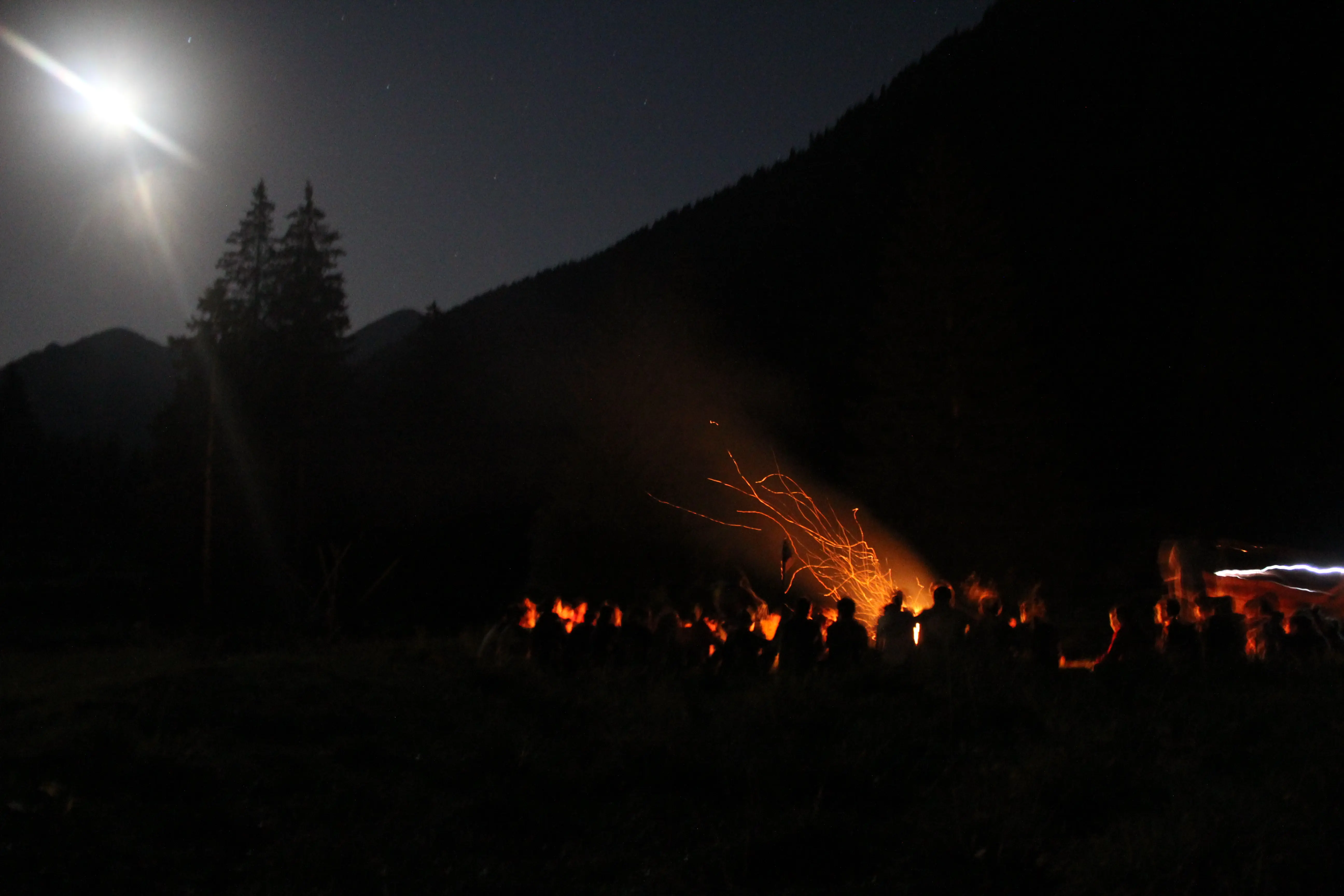 un fuoco di bivacco durante un campo estivo