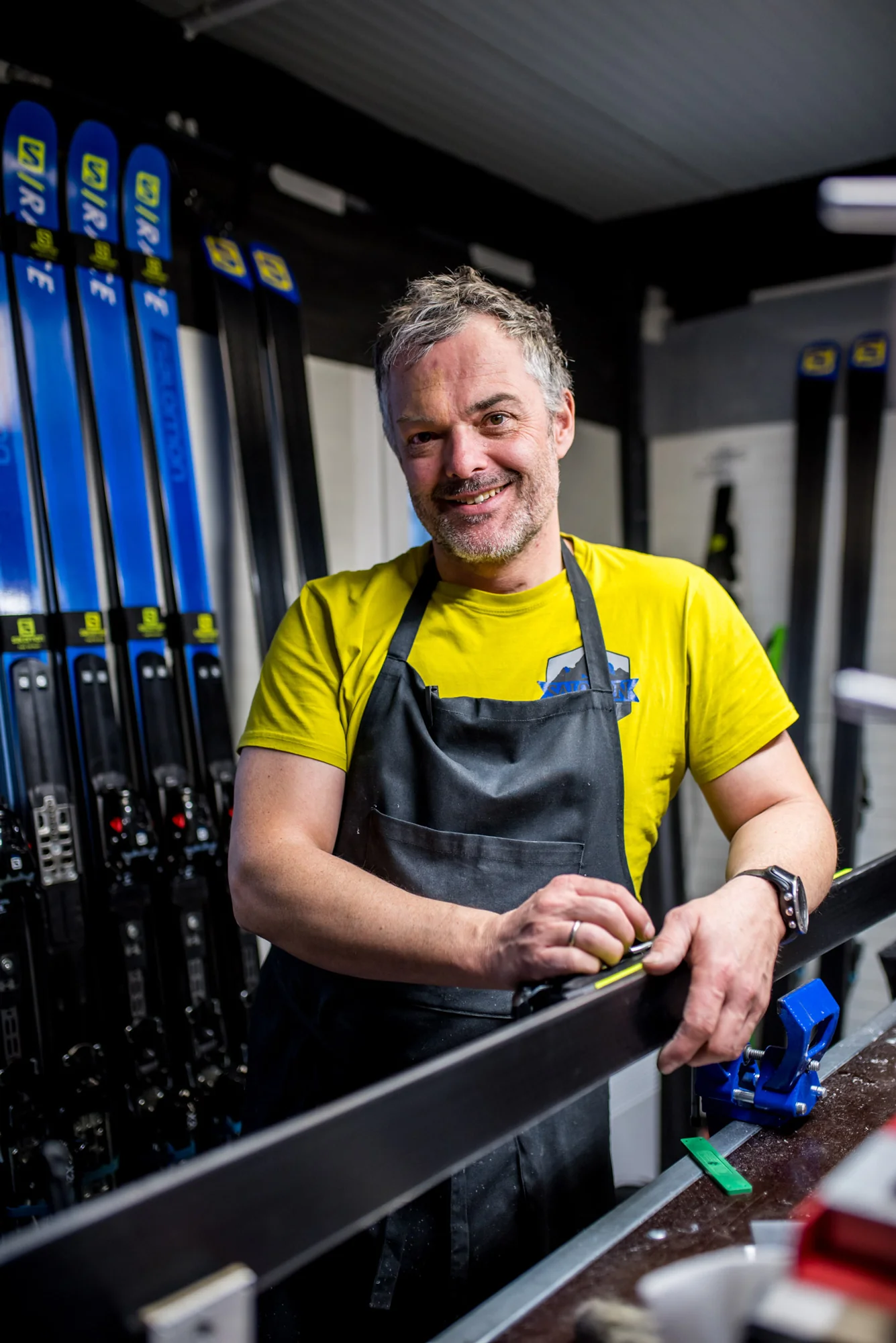 Technicien Salomon préparant les skis de compétition dans l’atelier Salomon Racing