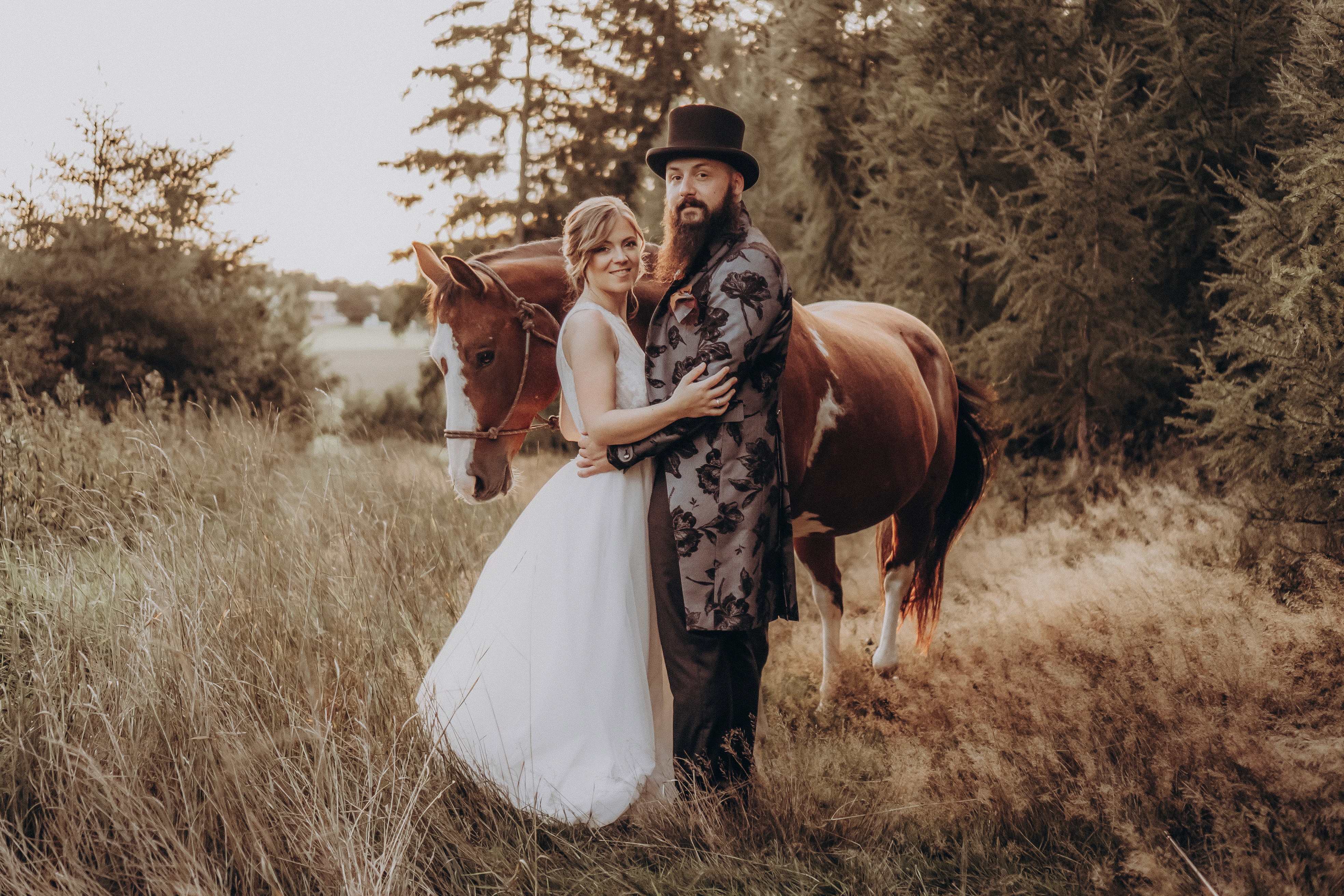 Romantisches Brautpaar-Porträt auf einer sonnigen Wiese in Bogen, Bayern.
