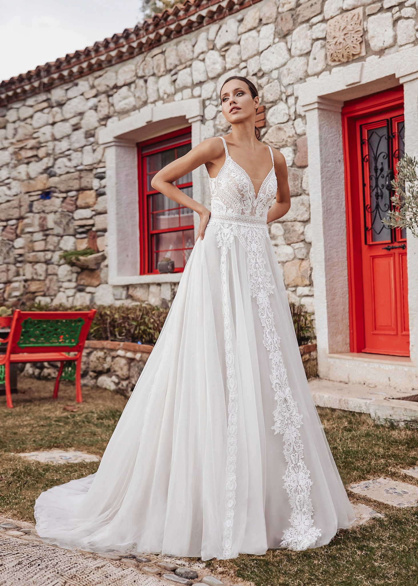 Boho Hochzeitskleid mit Spitze und langer Schleppe