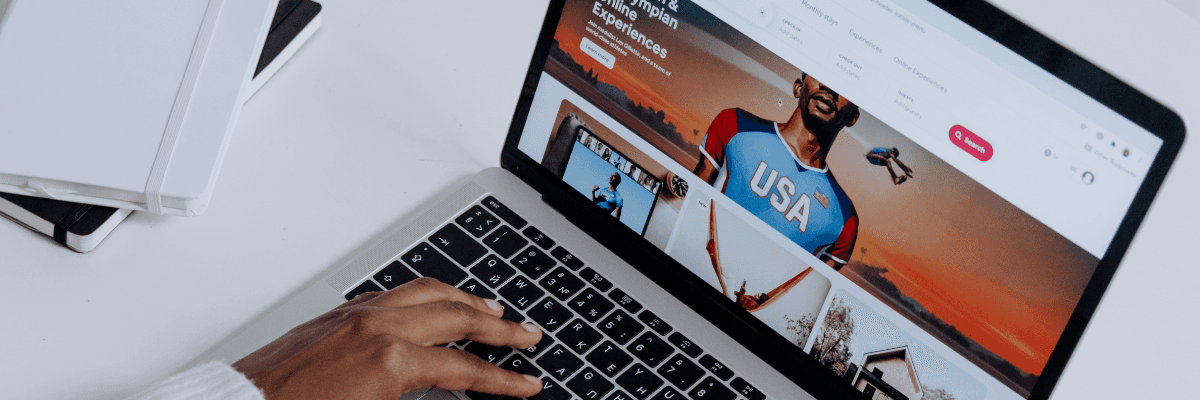 weißer-hintergrund-mit-laptop-und-hand