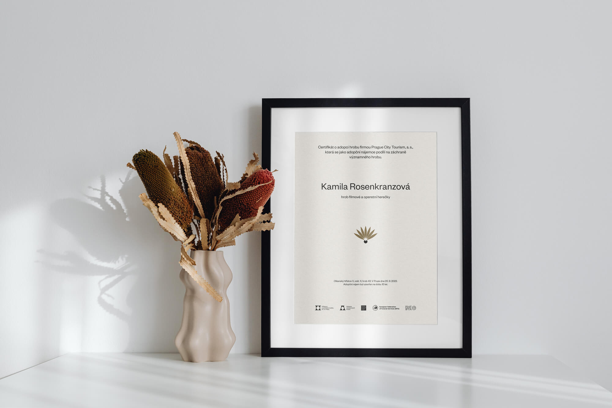Nová vizuální identita pro Hřbitovy a pohřební služby Praha od studia Matouš Design, oceněná DESIGN BODem za citlivé grafické zpracování. Na fotografiích je vidět nové logo, ilustrace, orientační systém a tiskoviny, které přetvářejí pohled na hřbitovy jako na klidná a důstojná místa setkávání i vzpomínek.