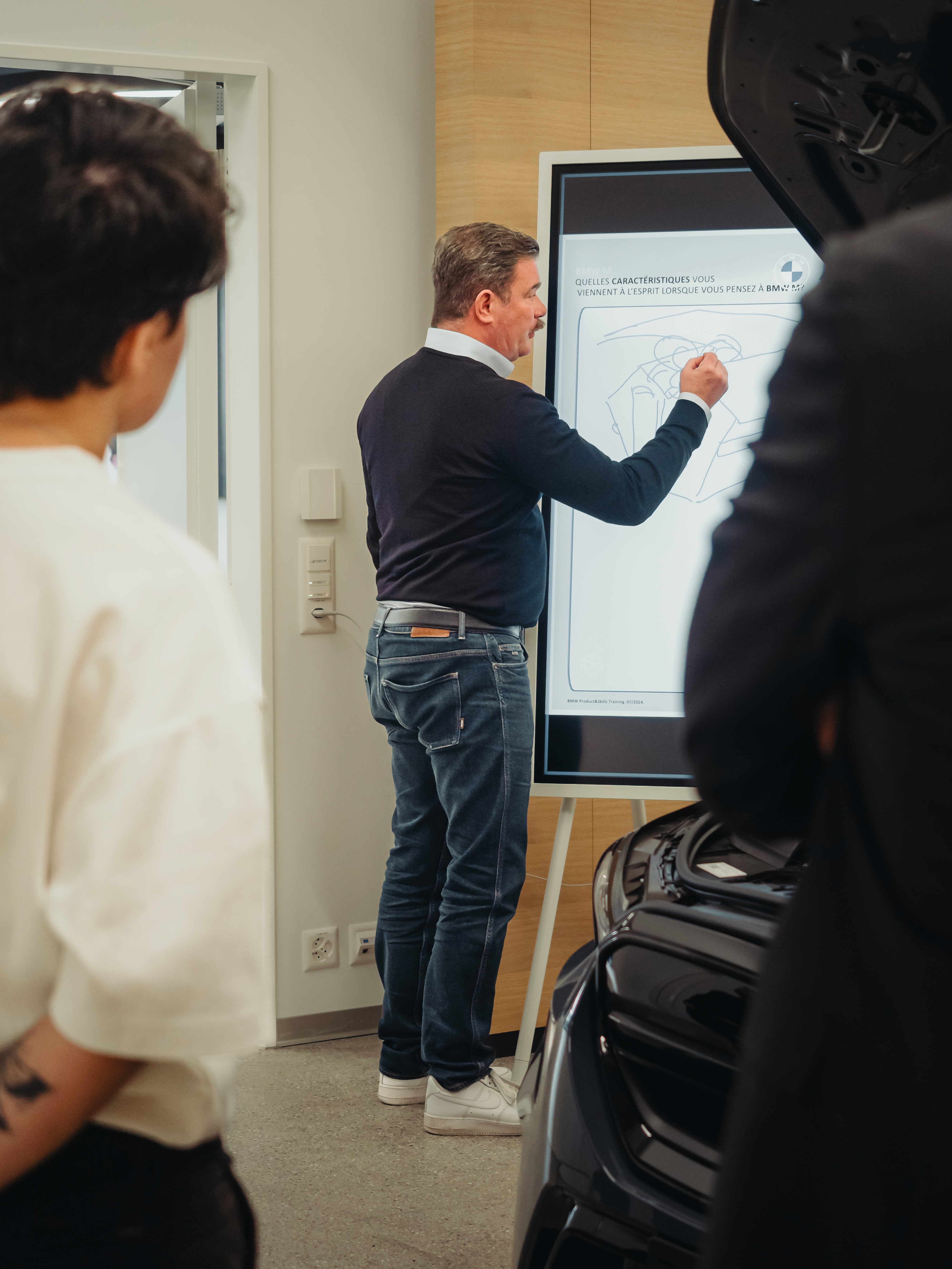 Coach leading a structured training session, using visual frameworks to support long-term behavior change in teams.