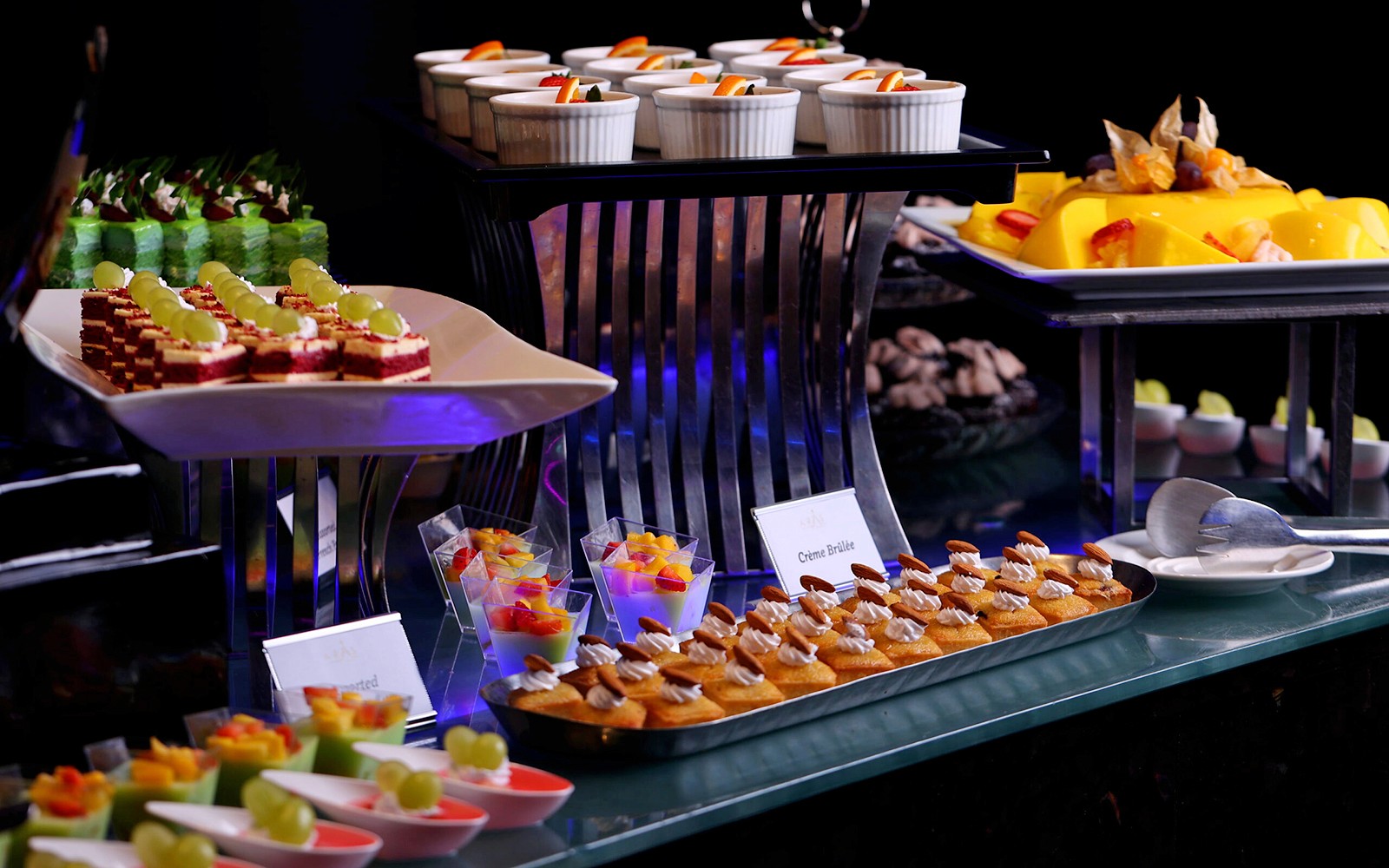 Dinerbuffet met diverse desserts bij restaurant ARAS, KL Tower, Kuala Lumpur.