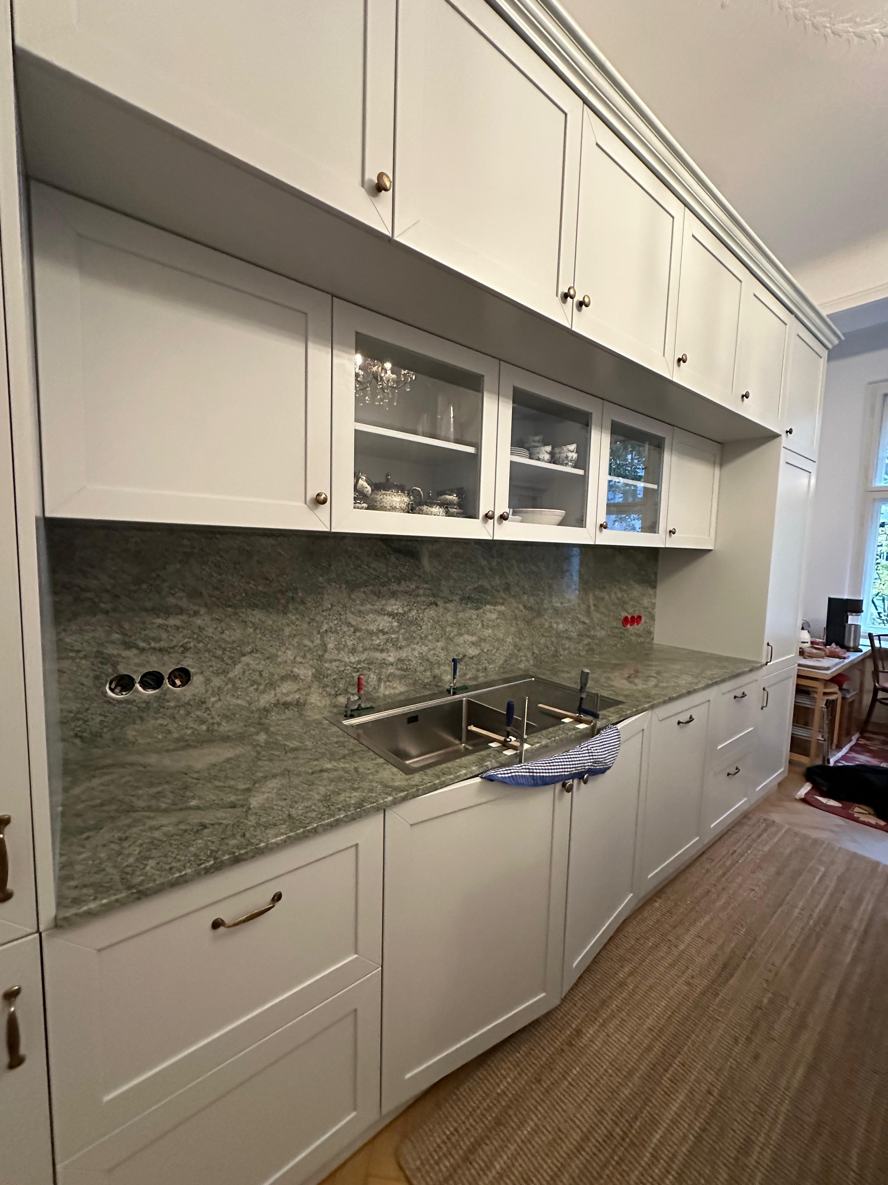 Elegante Costa Smeralda Granit Arbeitsplatte kombiniert mit IKEA Küchenschränken