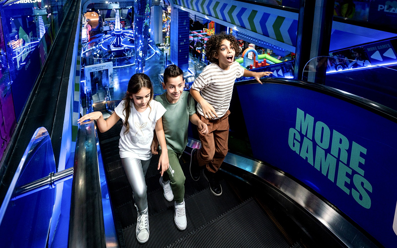 Panloob na parke ng libangan na may mga laro ng virtual reality sa Play DXB, Dubai Mall, na nagpapakita ng mga interaktibong karanasan.