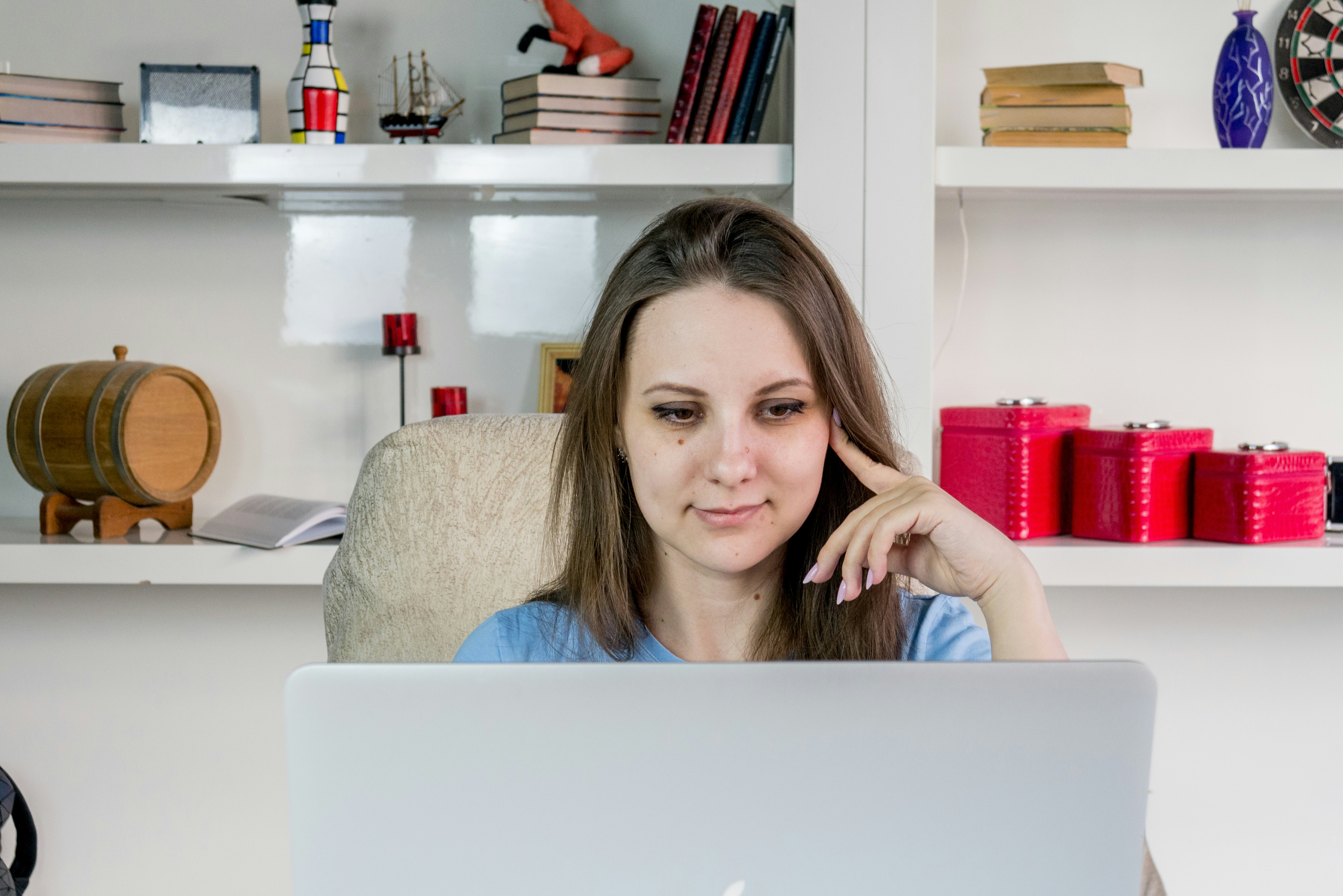 woman doing an overview - Scholarly vs Popular Sources