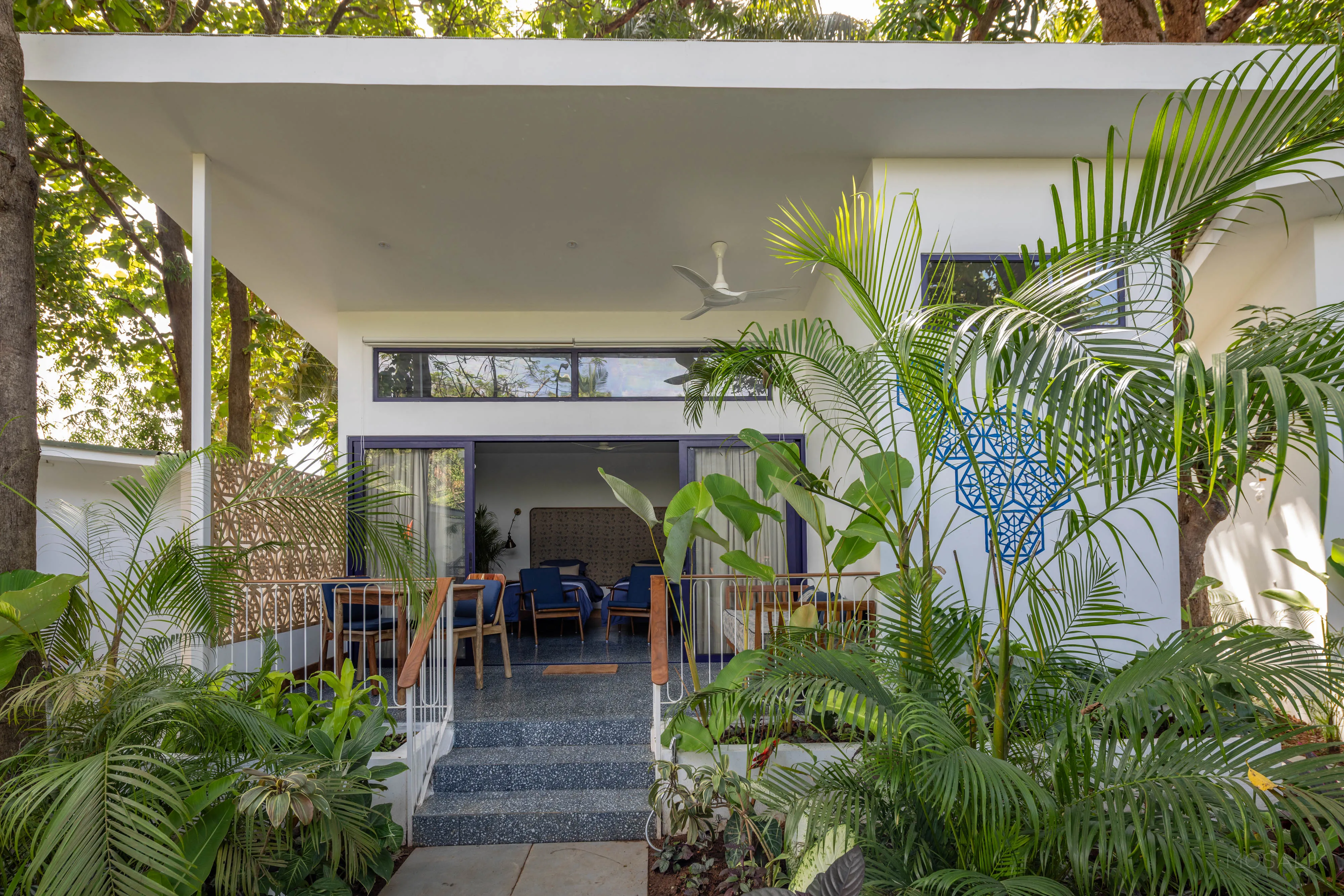 An open room framed by palms at Jaali Blue