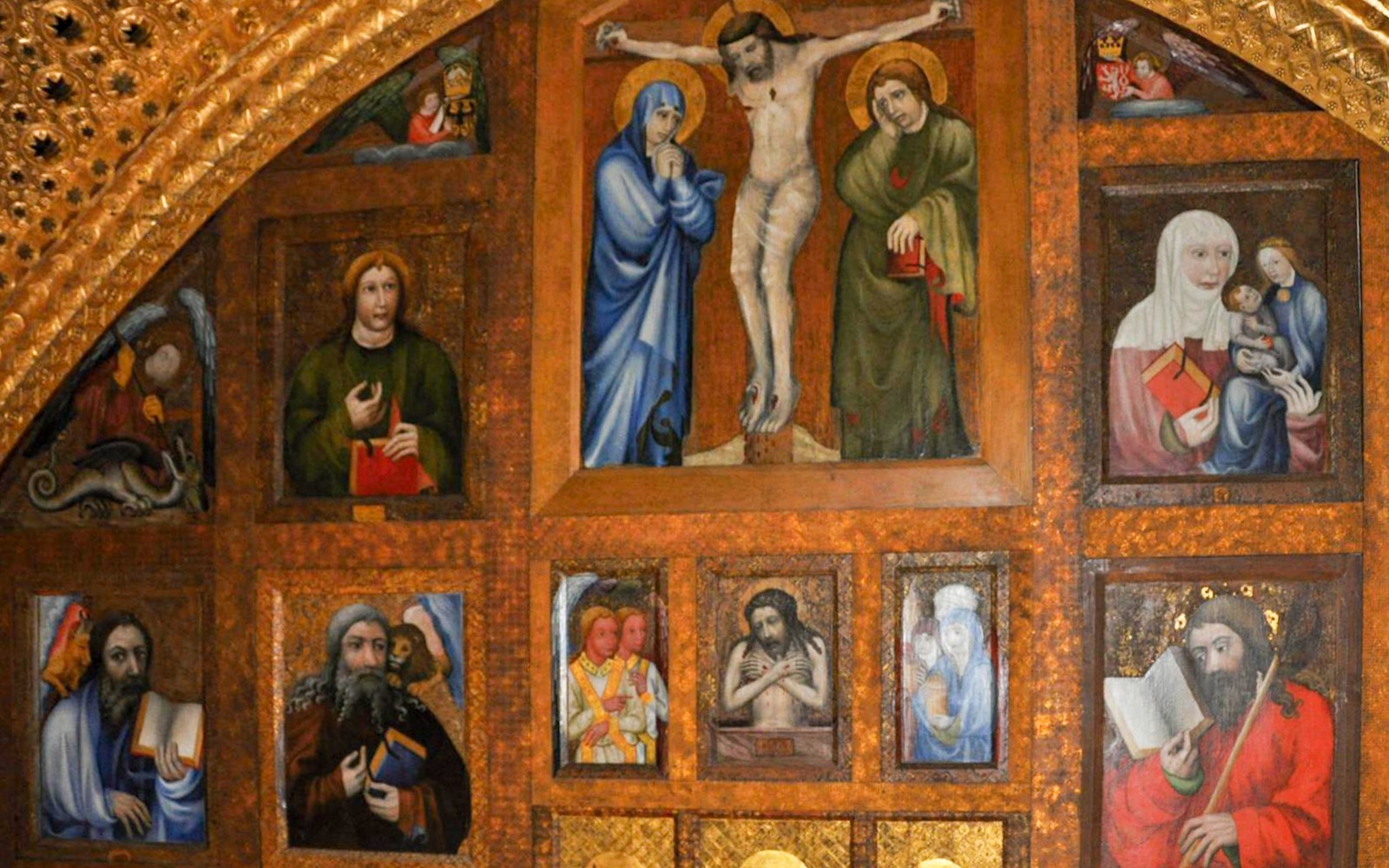 卡爾施泰因城堡小教堂內部,飾有宗教畫作及金色裝飾細節。