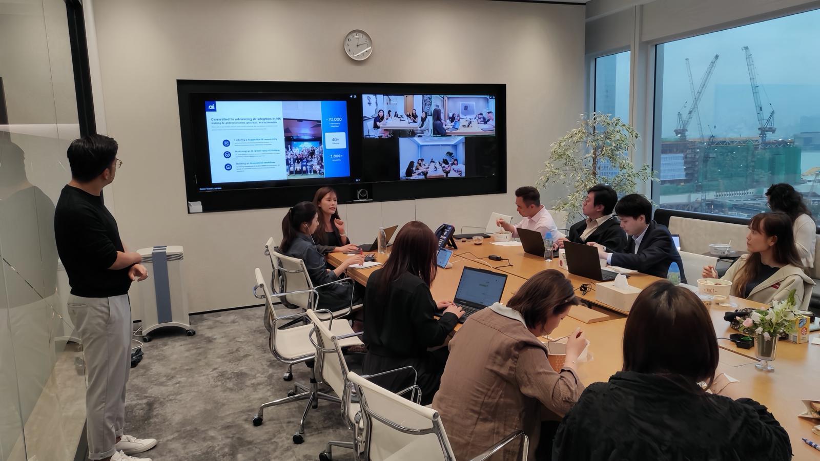 封面：香港現場及新加坡線上團隊同步進行 Copilot Lunch & Learn