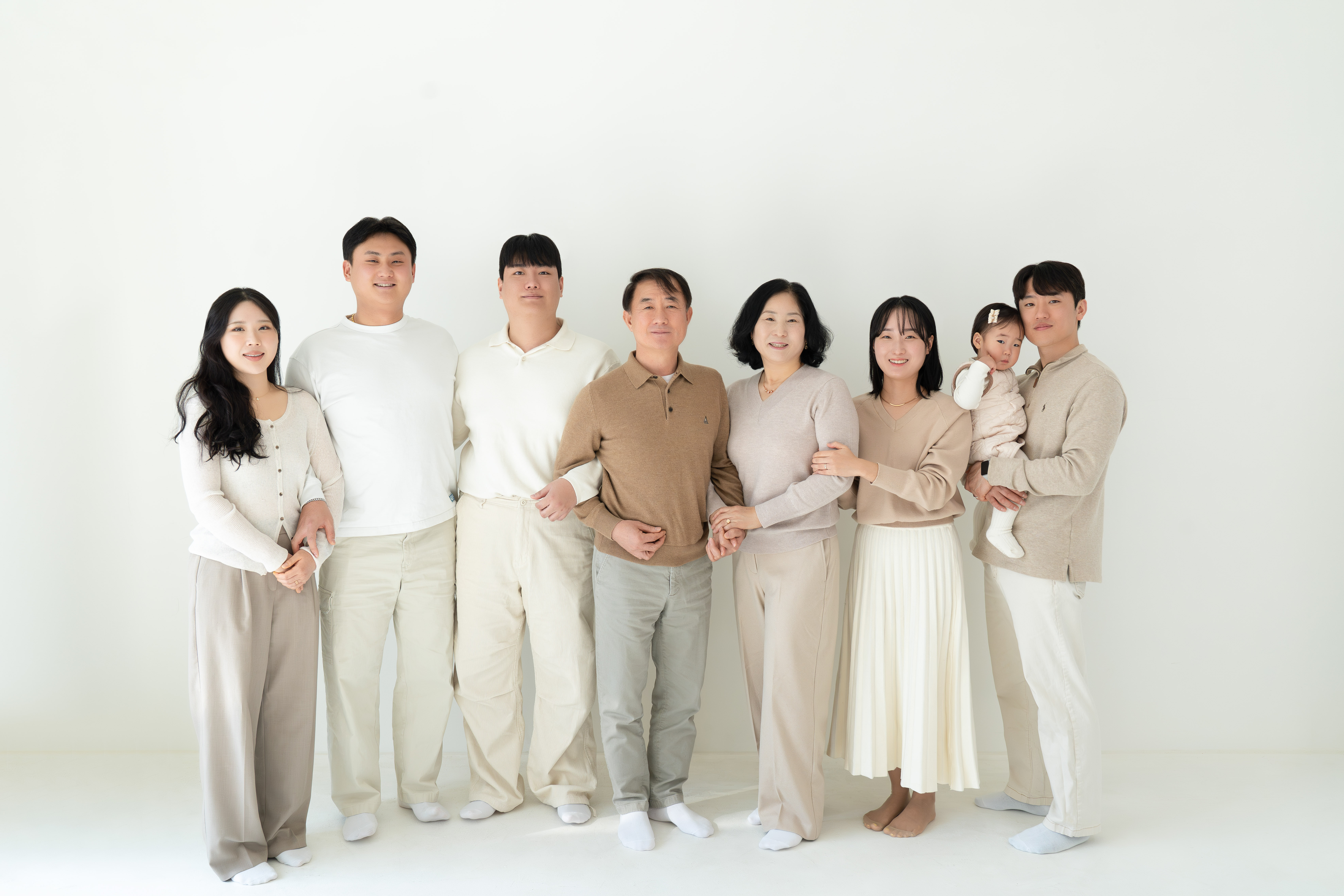 천안 가족사진 촬영 후기 | 스튜디오널이 담아낸 데님·화이트 톤 맞춤과 강아지 동반 스튜디오 가족 화보